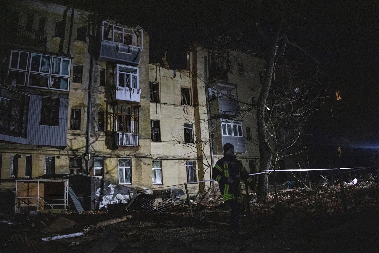 Charkiw: Ein Rettungssanitäter geht vor einem Wohnhaus im Stadtzentrum entlang, das von einer russischen Rakete getroffen wurde. Charkiw: Ein Rettungssanitäter geht vor einem Wohnhaus im Stadtzentrum entlang, das von einer russischen Rakete getroffen wurde.