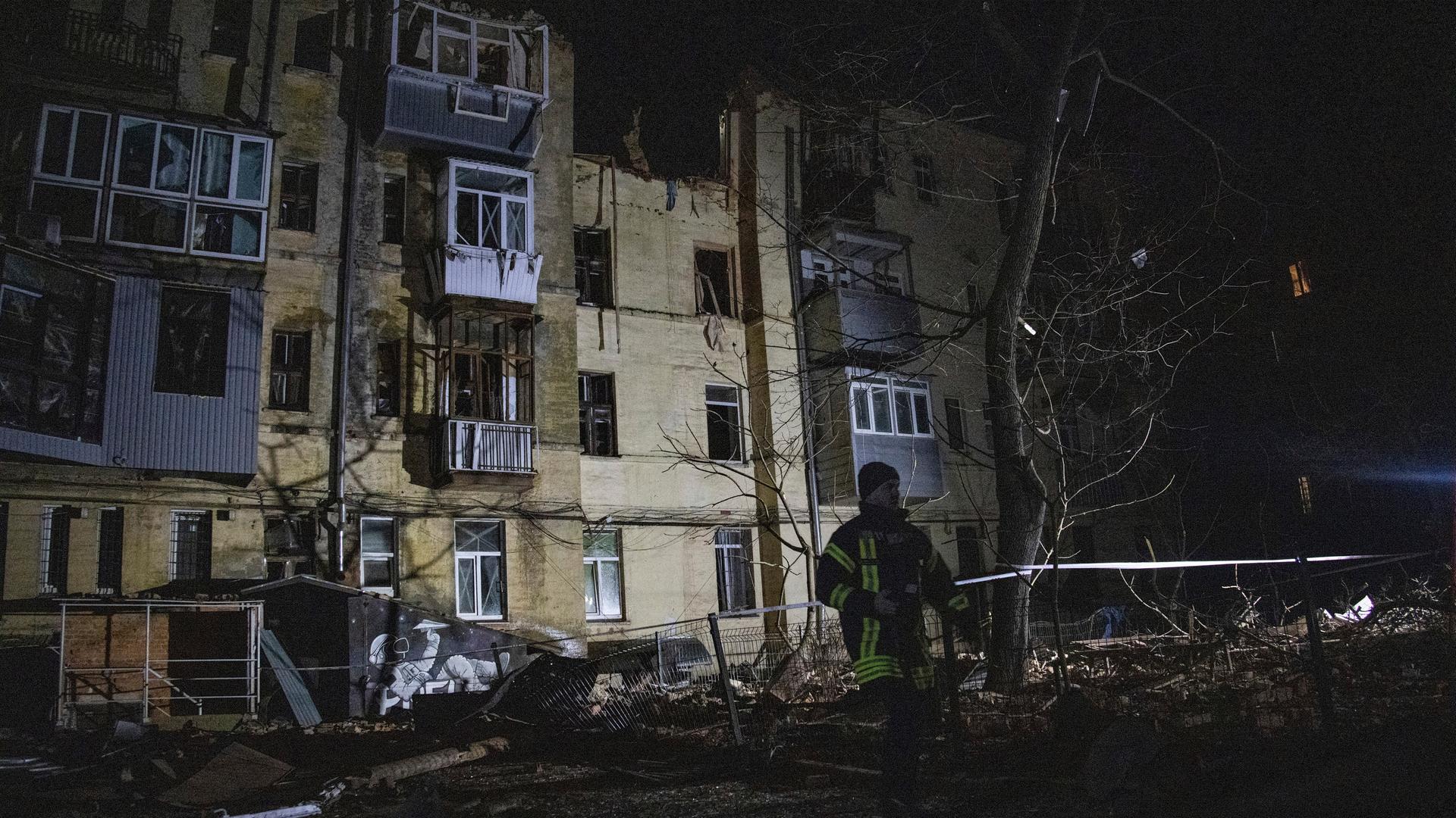 Charkiw: Ein Rettungssanitäter geht vor einem Wohnhaus im Stadtzentrum entlang, das von einer russischen Rakete getroffen wurde.