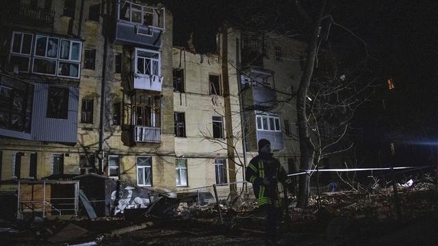Charkiw: Ein Rettungssanitäter geht vor einem Wohnhaus im Stadtzentrum, das von einer russischen Rakete getroffen wurde, entlang. 
