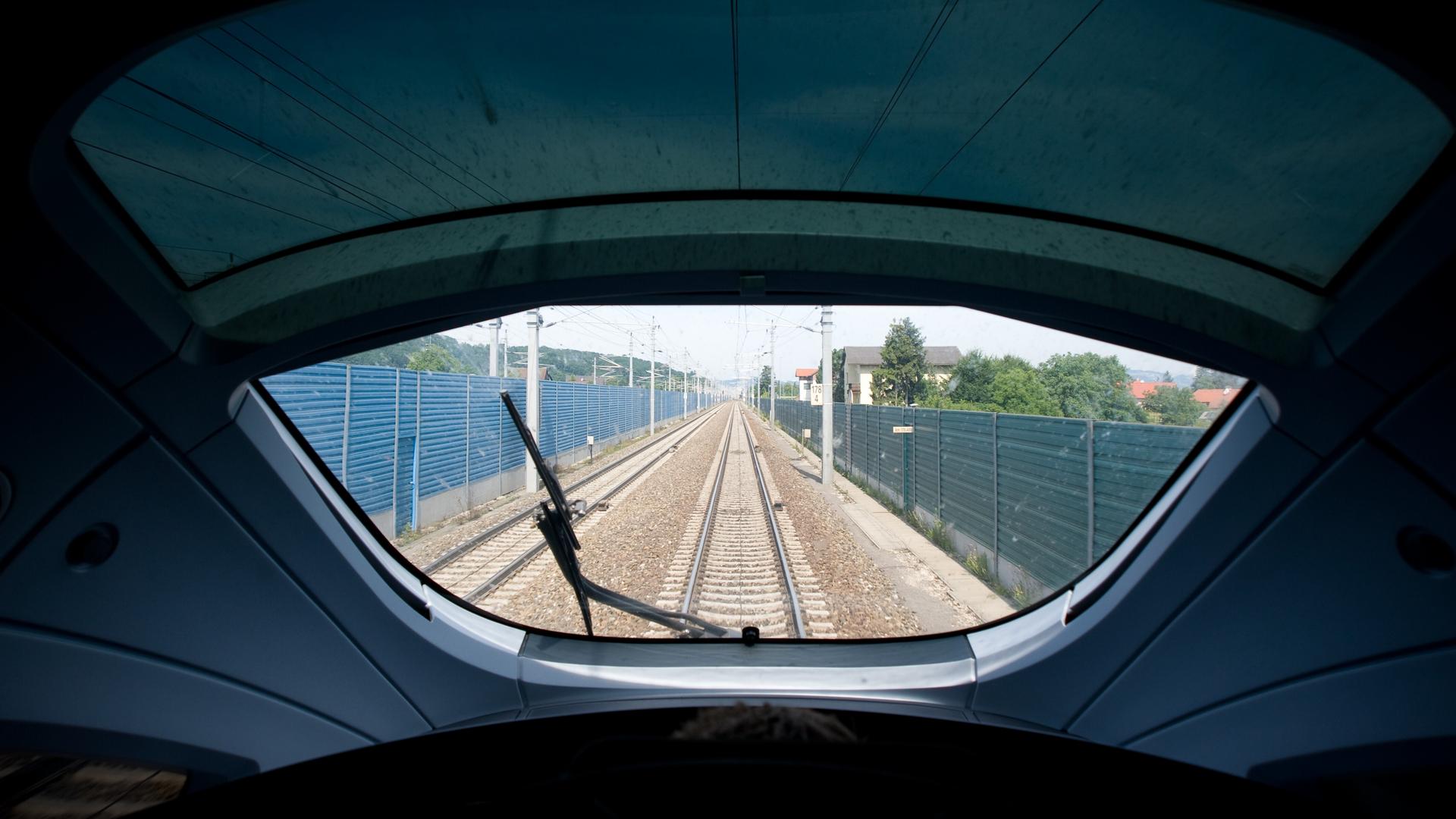 Blick aus dem Frontfenster des Führerstands eines ICE auf eine Bahnstrecke.