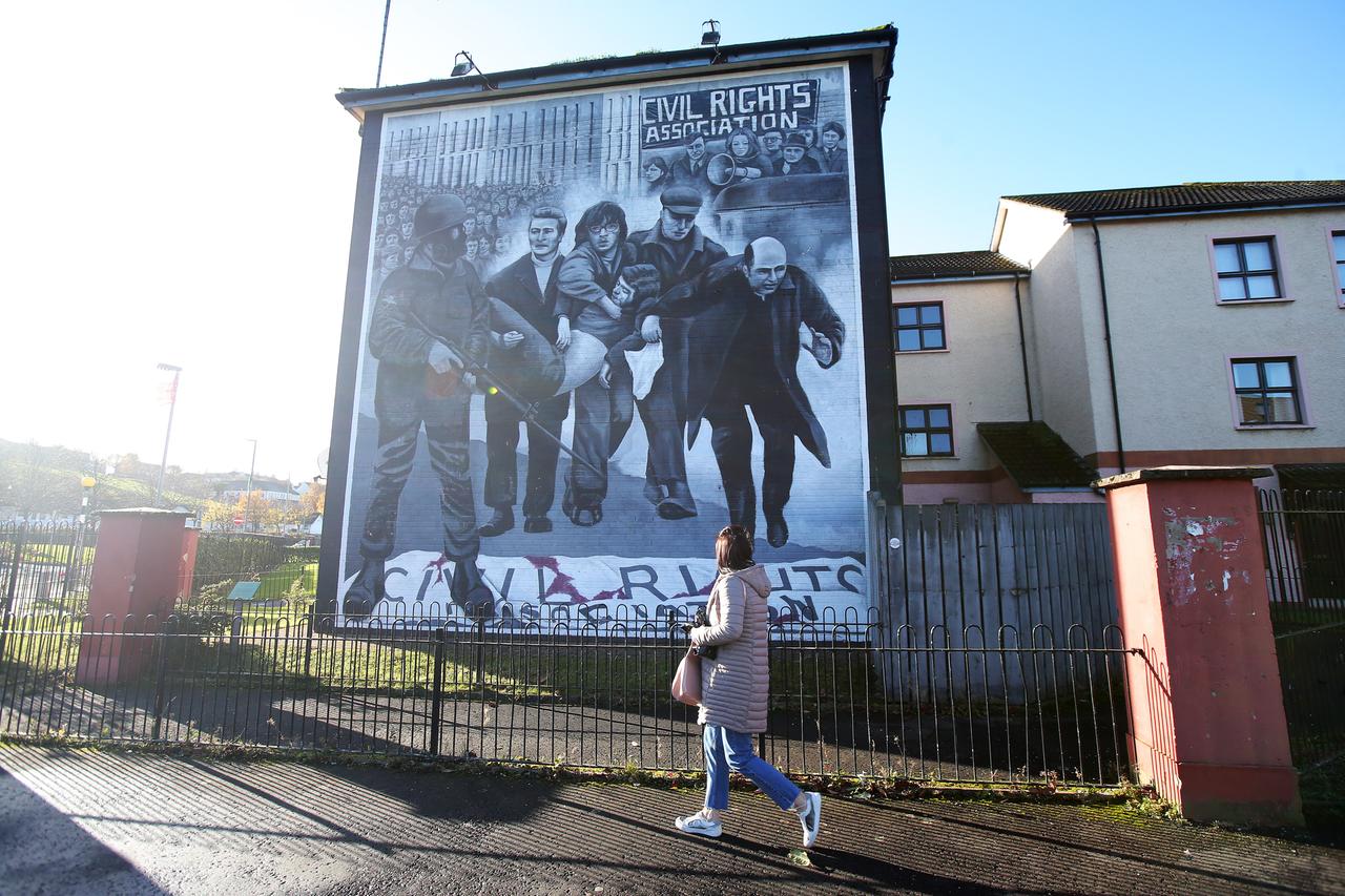 Ein Wandbild in der nordirischen Stadt Derry zeigt eine Szene vom so genannten Bloody Sunday (30.01.1972): Der Priester Edward Daly geleitet mehrere Männer, die einen verwundeten Jugendlichen tragen an britischen Soldaten vorbei.