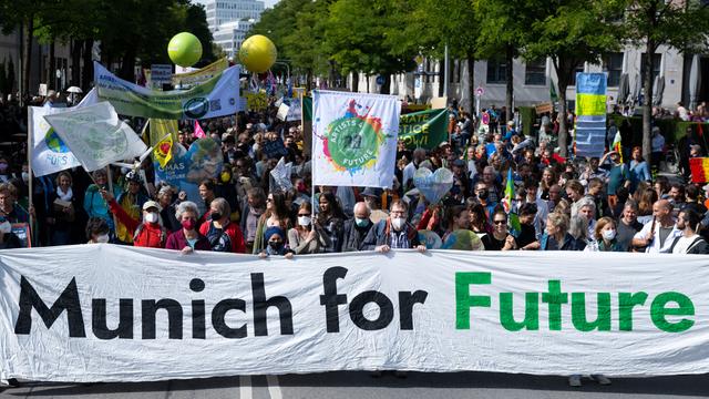 Zahlreiche Menschen nehmen an einer Demonstration zum globalen Klimastreik teil und halten dabei ein Banner mit der Aufschrift "Munich for Future" in den Händen.