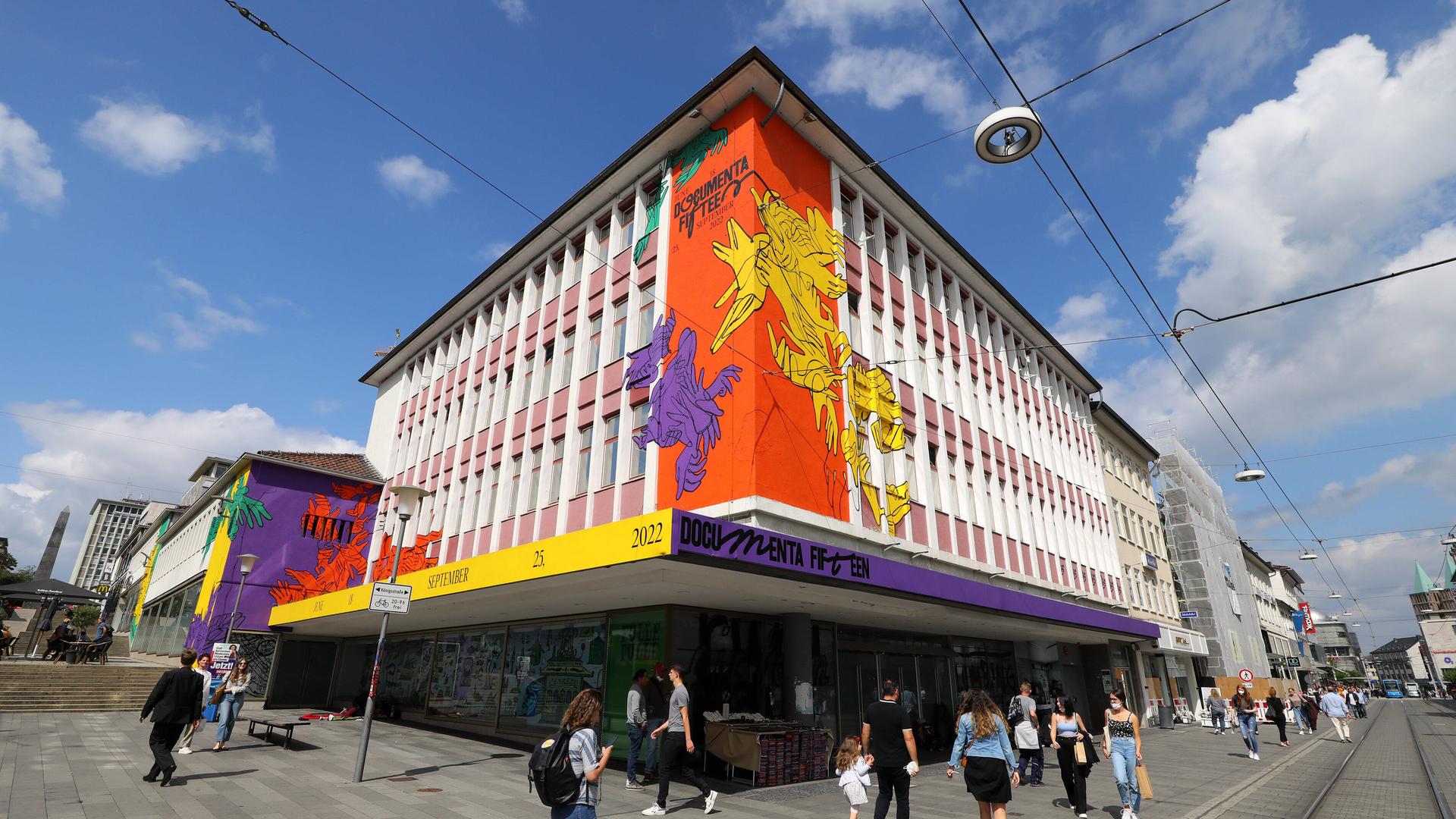 Das ruru-Haus in Kassel mit einer Fassade, die auf die documenta hinweist. Das ruru-Haus in Kassel mit einer Fassade, die auf die documenta hinweist.