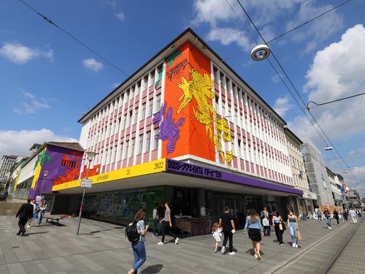 Das ruru-Haus in Kassel mit einer Fassade, die auf die documenta hinweist.