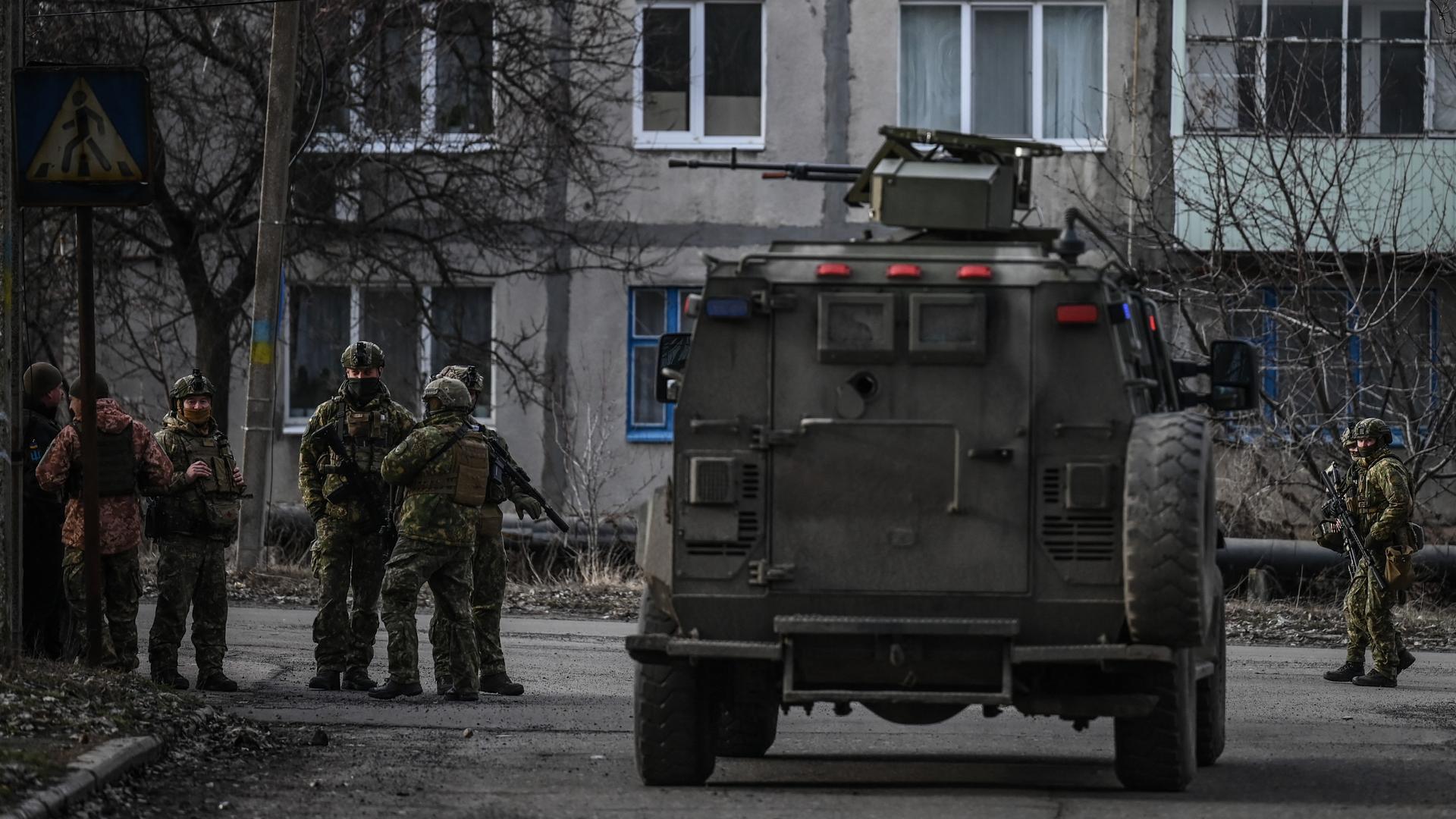 Ukrainische Truppen patroullieren am 19.2.2022 in der Stadt Nowoluhanske im Bezirk Donezk. Ukrainische Truppen patroullieren am 19.2.2022 in der Stadt Nowoluhanske im Bezirk Donezk.