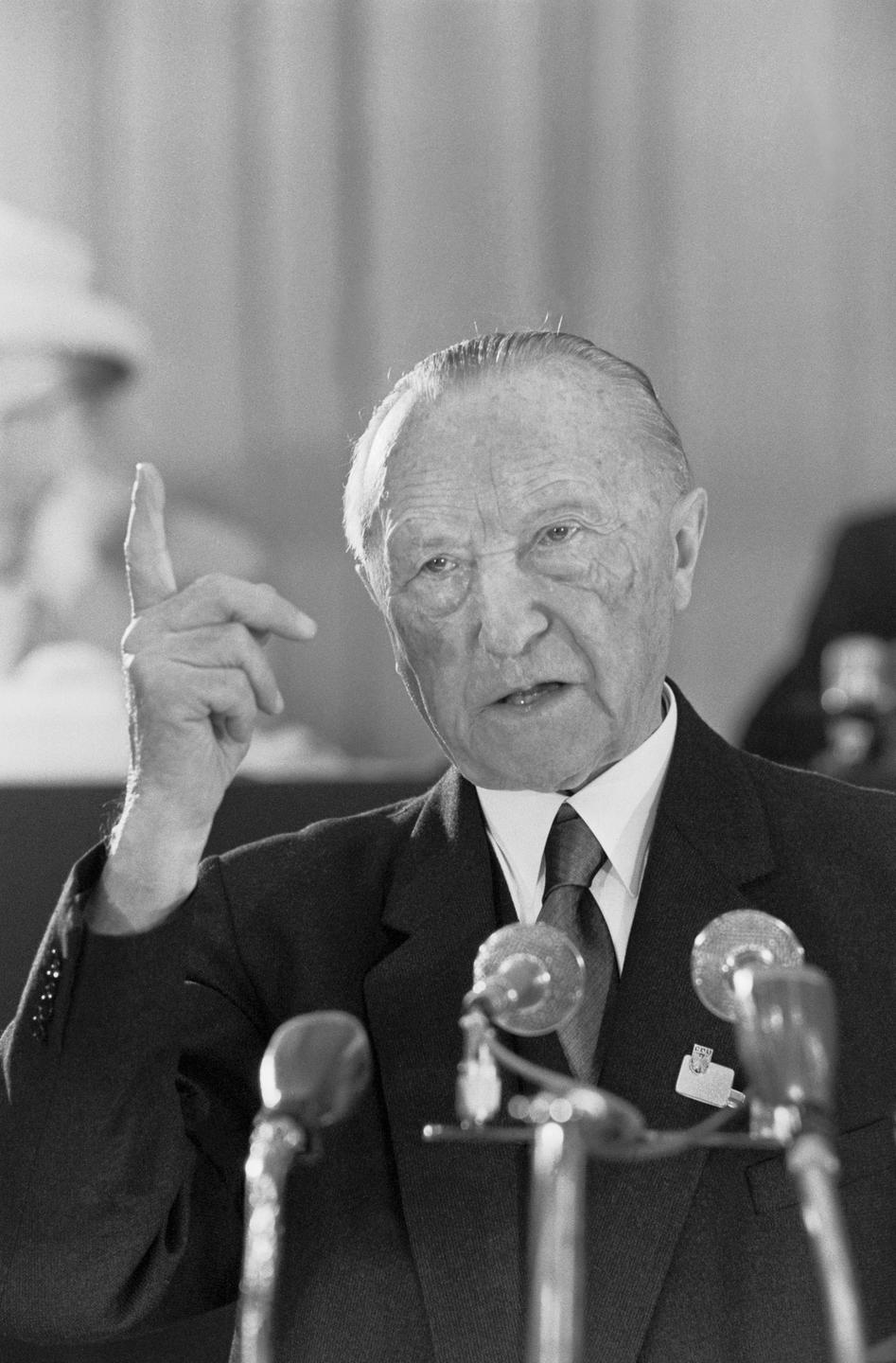 Konrad Adenauer auf einem schwarz-weiss Foto erhebt mahnend den Finger. Konrad Adenauer auf einem schwarz-weiss Foto erhebt mahnend den Finger.