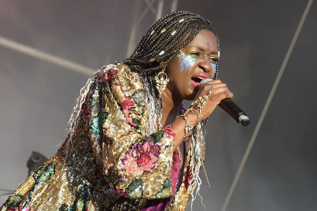 Die Sängerin Achan Malonda steht auf einer Bühne beim 41. CSD in Berlin Die Sängerin Achan Malonda steht auf einer Bühne beim 41. CSD in Berlin