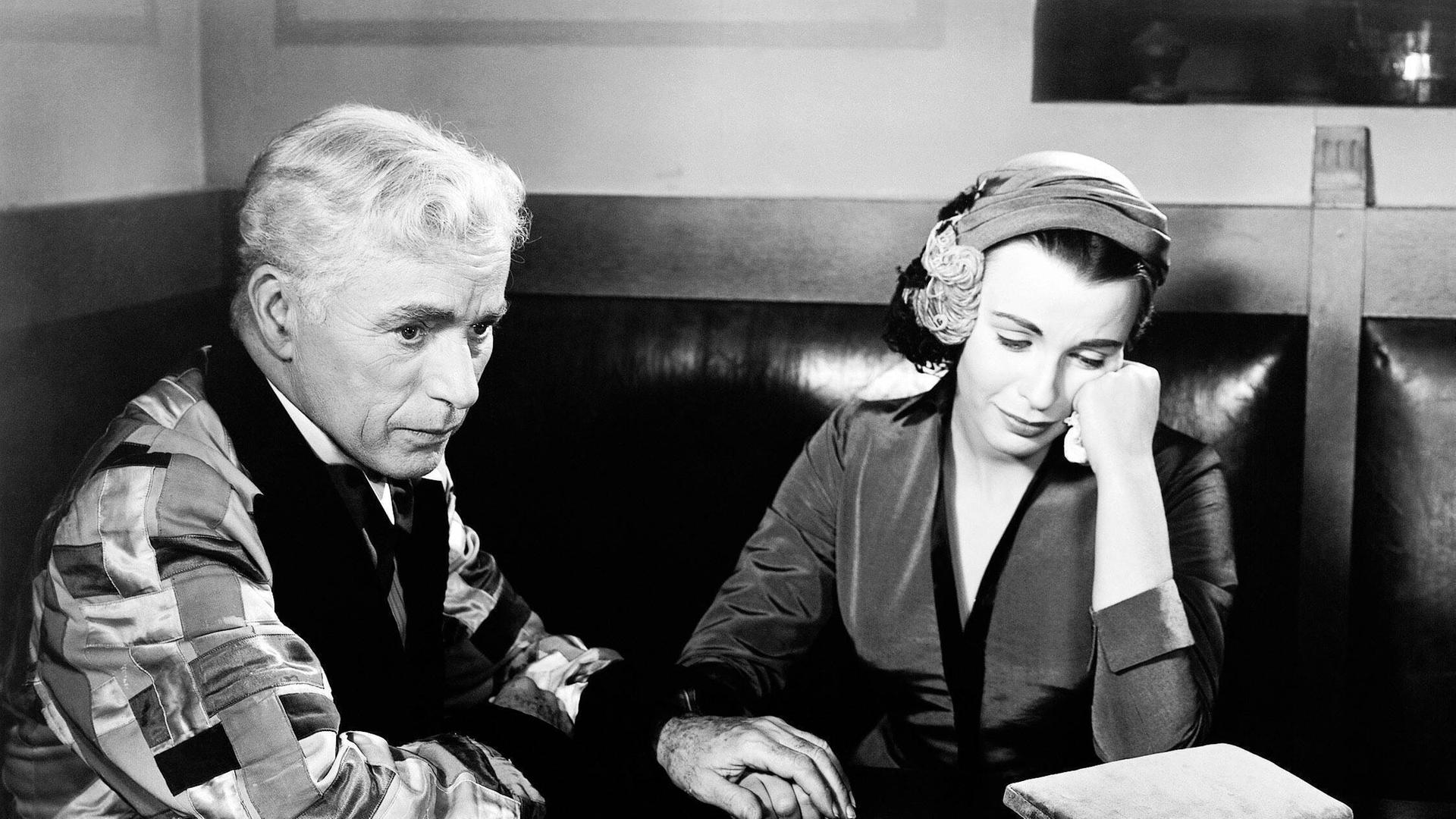 Im Bild: Charlie Chaplin als trauriger Clown Calvero mit Claire Bloom
Im Bild: Charlie Chaplin als trauriger Clown Calvero mit Claire Bloom