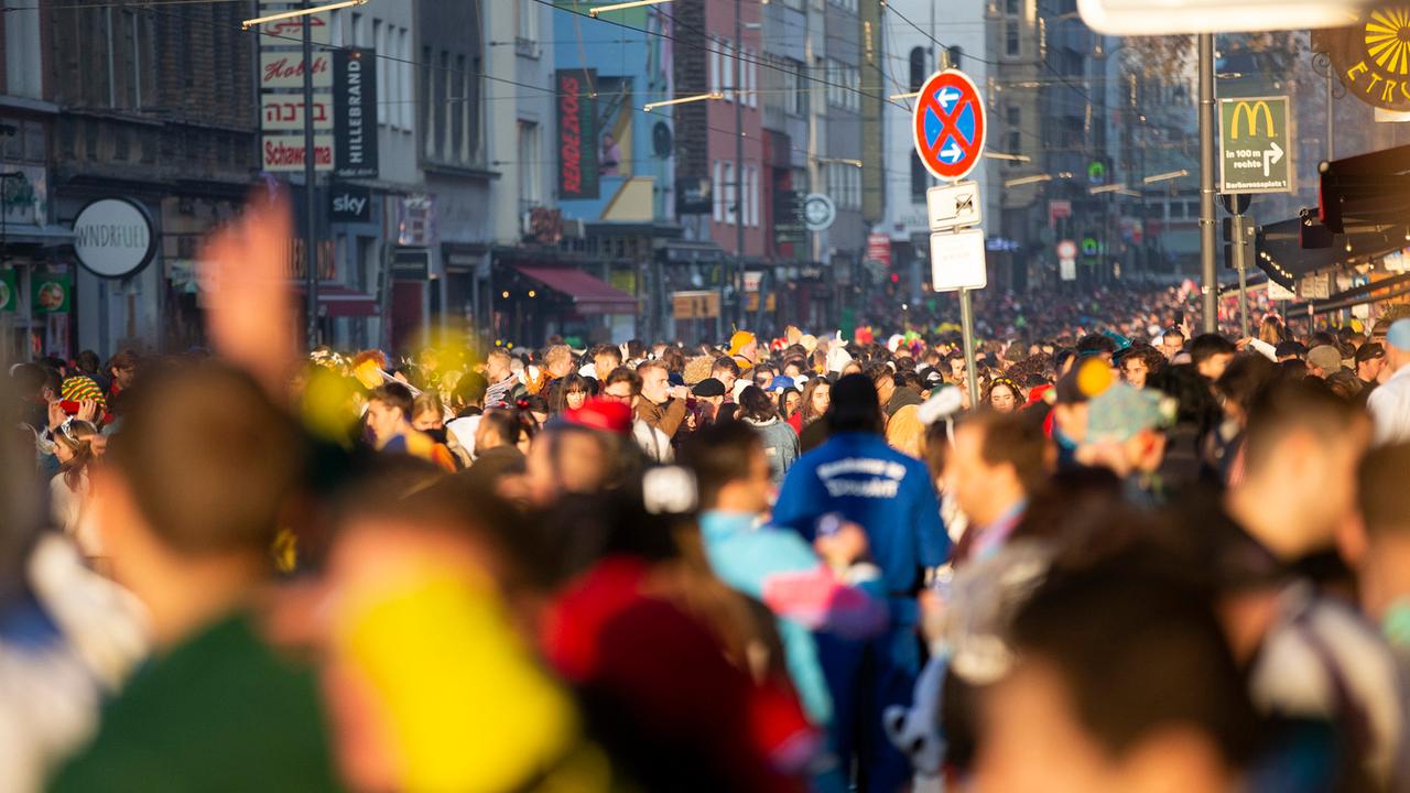 Überfüllter Karnevals-Hotspot Zülpicher Straße am 11.11.2021 in Köln Überfüllter Karnevals-Hotspot Zülpicher Straße am 11.11.2021 in Köln