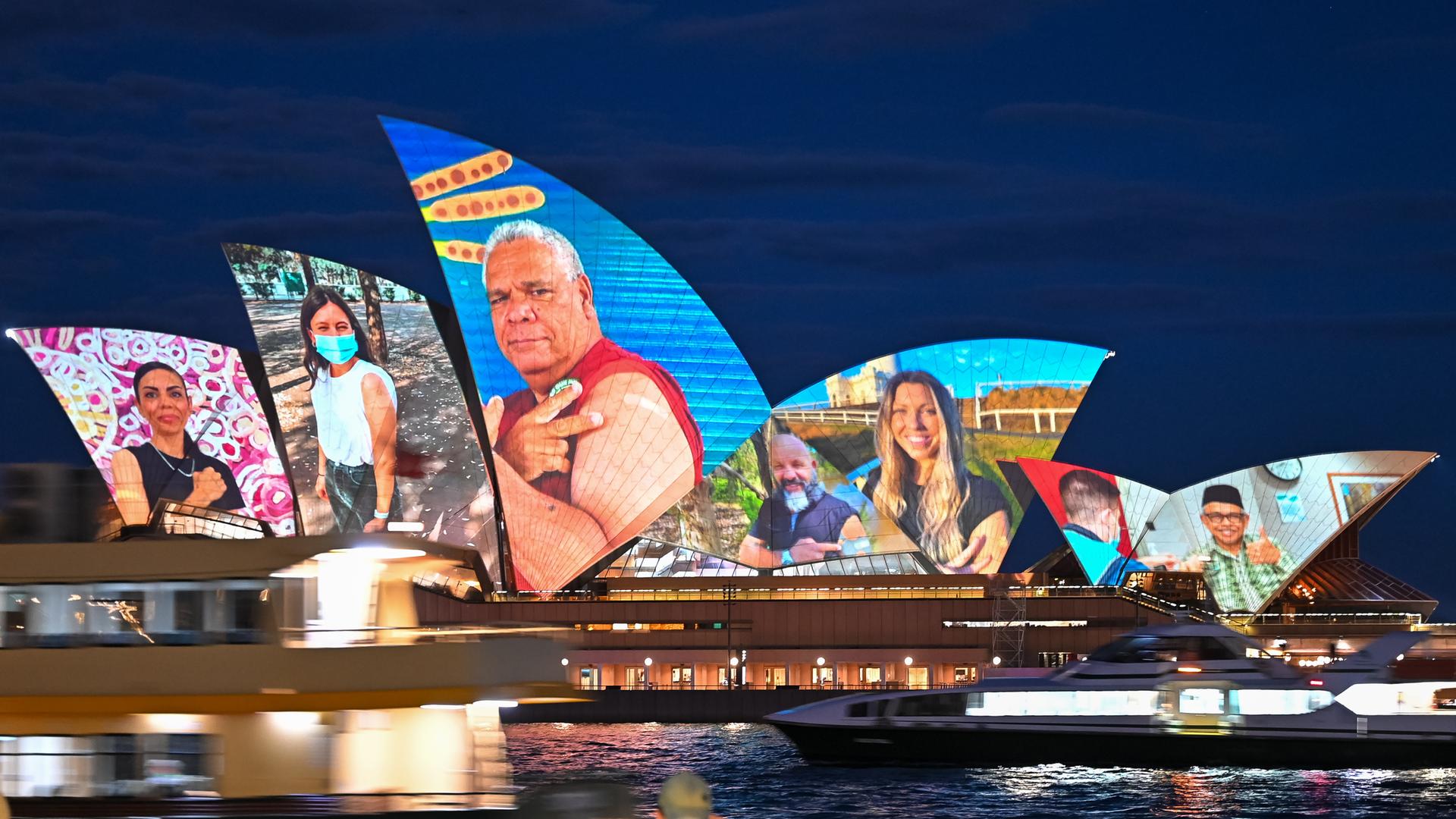 Die Oper von Sydney wird mit Bildern von Geimpften beleuchtet Die Oper von Sydney wird mit Bildern von Geimpften beleuchtet