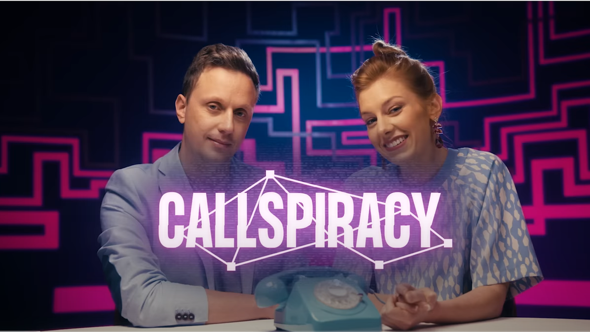 Die Eröffnungssequenz einer Online-Show. In der Mitte des Bildes ist der Name der Sendung: Callspiracy. Sich gegenüber sitzen zwei Moderatoren: links ein lächelnder Mann und rechts eine freundliche Frau. Die Eröffnungssequenz einer Online-Show. In der Mitte des Bildes ist der Name der Sendung: Callspiracy. Sich gegenüber sitzen zwei Moderatoren: links ein lächelnder Mann und rechts eine freundliche Frau.