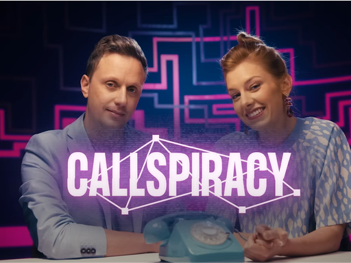 Die Eröffnungssequenz einer Online-Show. In der Mitte des Bildes ist der Name der Sendung: Callspiracy. Sich gegenüber sitzen zwei Moderatoren: links ein lächelnder Mann und rechts eine freundliche Frau.