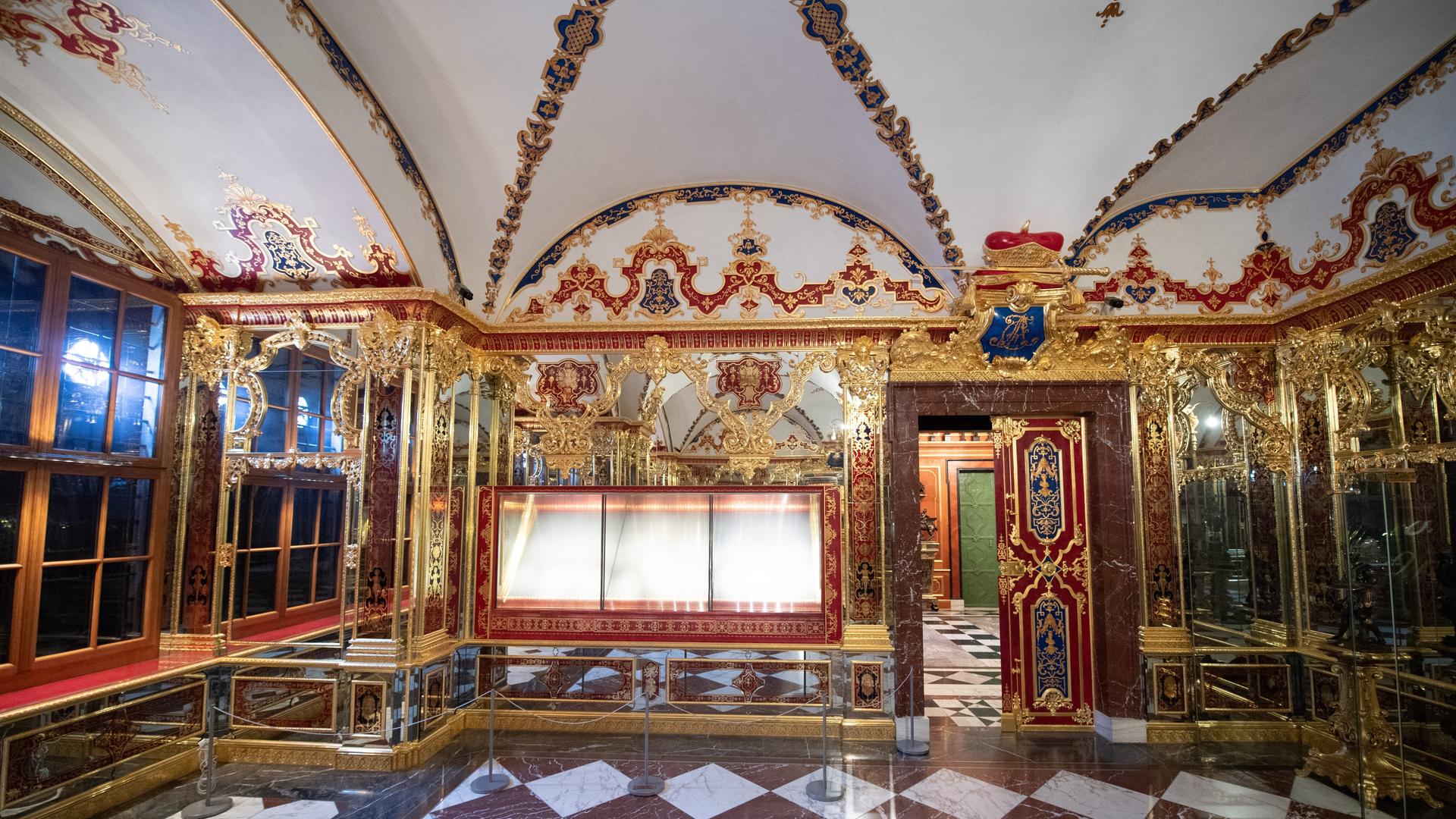 Die Vitrinen in dem Museum sind leer. Der Raum hat vergoldete Wände. Die Vitrinen in dem Museum sind leer. Der Raum hat vergoldete Wände.