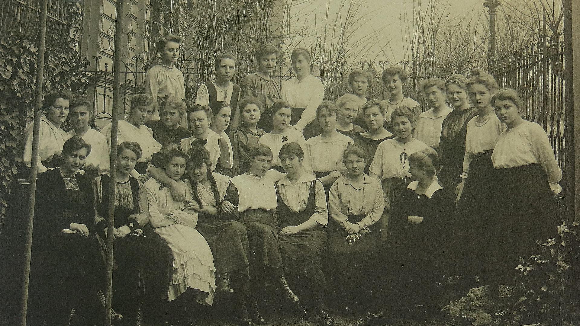 Die Obersekunda der Höheren Mädchenschule in Mainz 1918. Die Obersekunda der Höheren Mädchenschule in Mainz 1918.