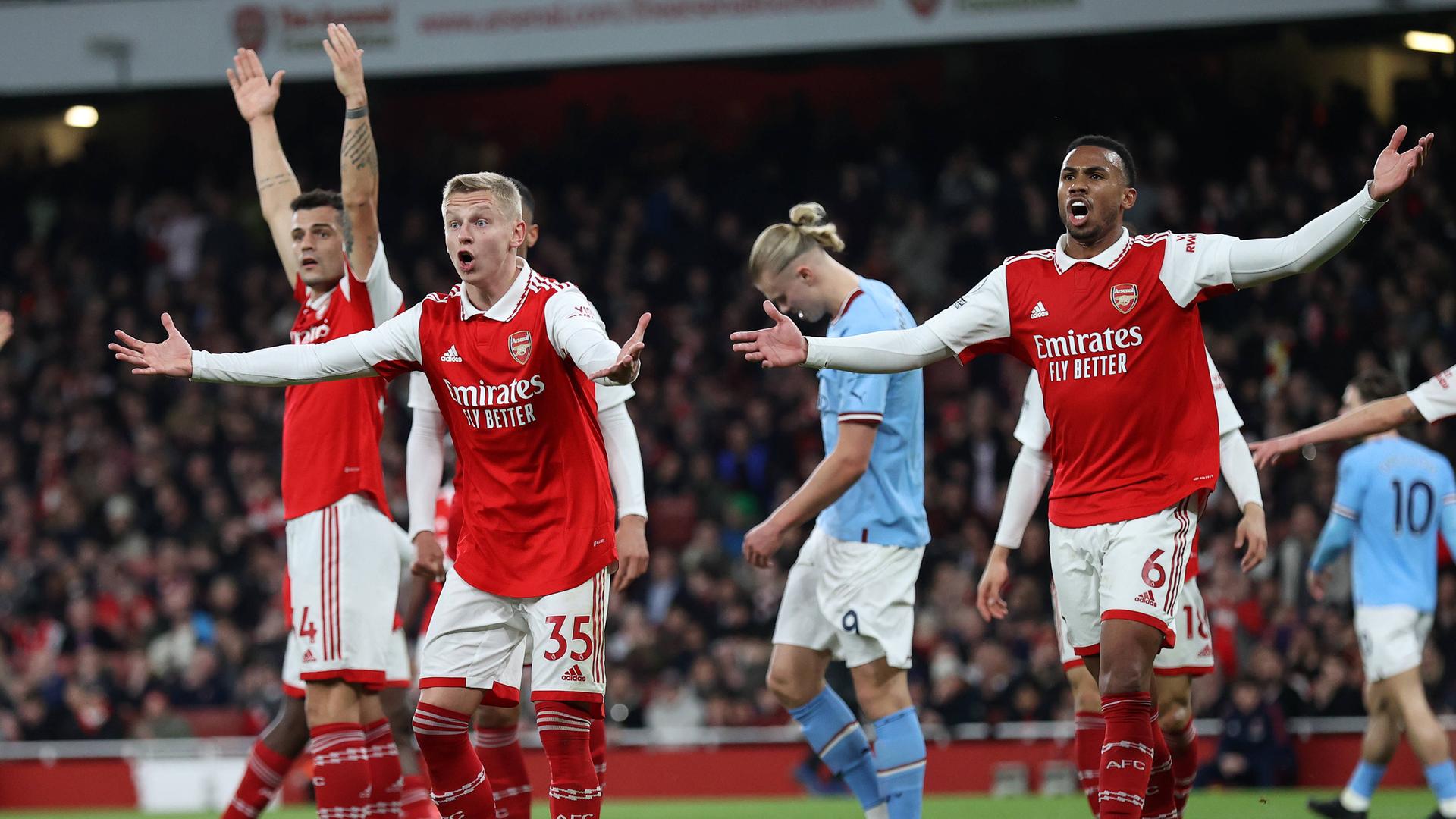 Arsenal-Spieler beschweren sich im Spiel gegen Manchester City über eine Entscheidung des Linienrichters. Arsenal-Spieler beschweren sich im Spiel gegen Manchester City über eine Entscheidung des Linienrichters.