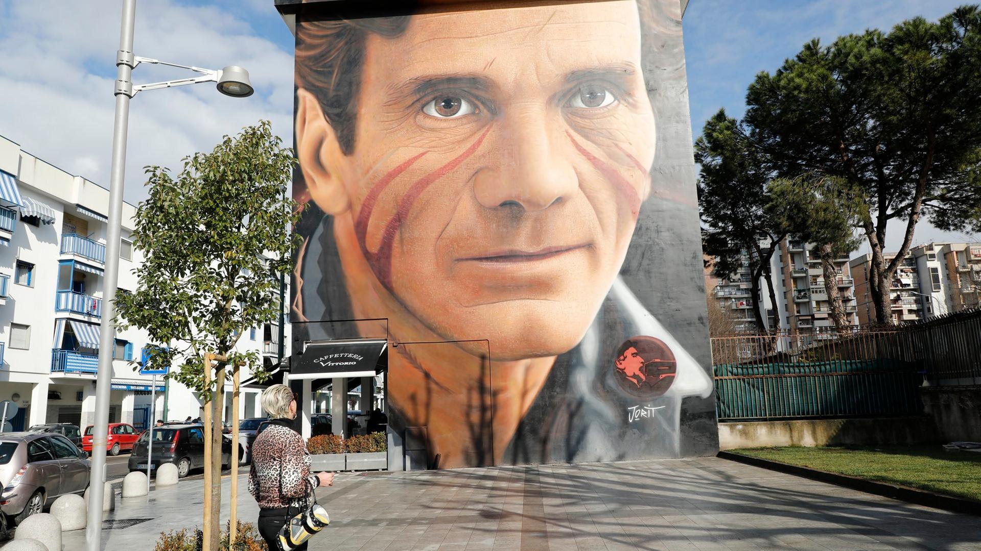Eine Wandmalerei des Künstlers Jorit in Neapel im Stadtteil Scampia zu Ehren des Regisseurs und Schriftstellers Pier Paolo Pasolini Eine Wandmalerei des Künstlers Jorit in Neapel im Stadtteil Scampia zu Ehren des Regisseurs und Schriftstellers Pier Paolo Pasolini