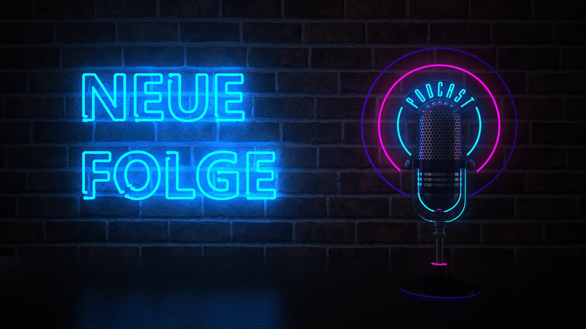 Blaue Neonschrift "Neue Folge" vor einer Ziegelwand, daneben ein Mikrofon mit türkisfarbener Neonschrift "Podcast", umgeben von zwei Kreisen in rosa und lila.