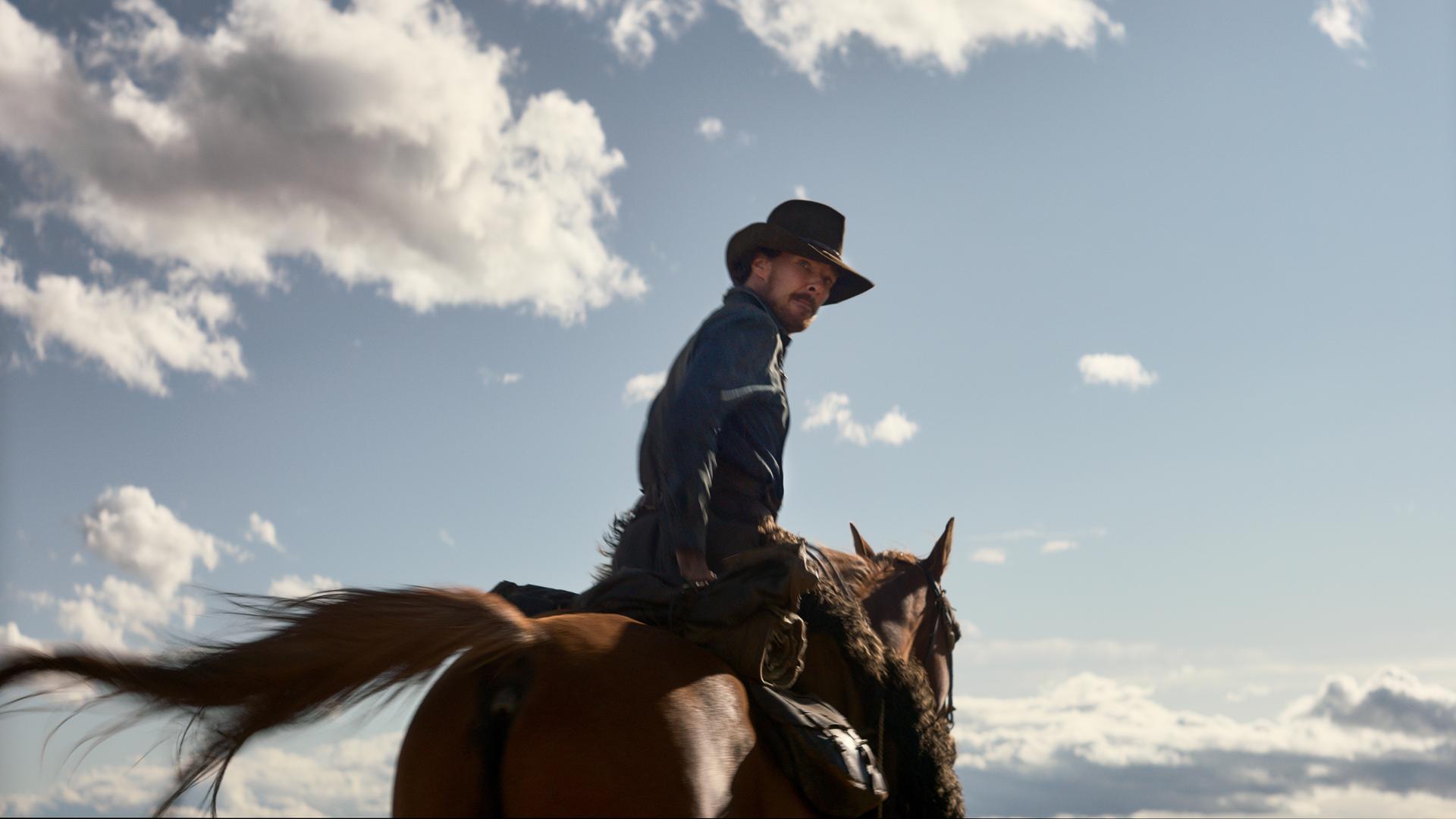 Filmszene aus dem Western "The Power of the Dog". Zu sehen ist der Hauptdarsteller Benedict Cumberbatch auf einem Pferd sitzend. Filmszene aus dem Western "The Power of the Dog". Zu sehen ist der Hauptdarsteller Benedict Cumberbatch auf einem Pferd sitzend.