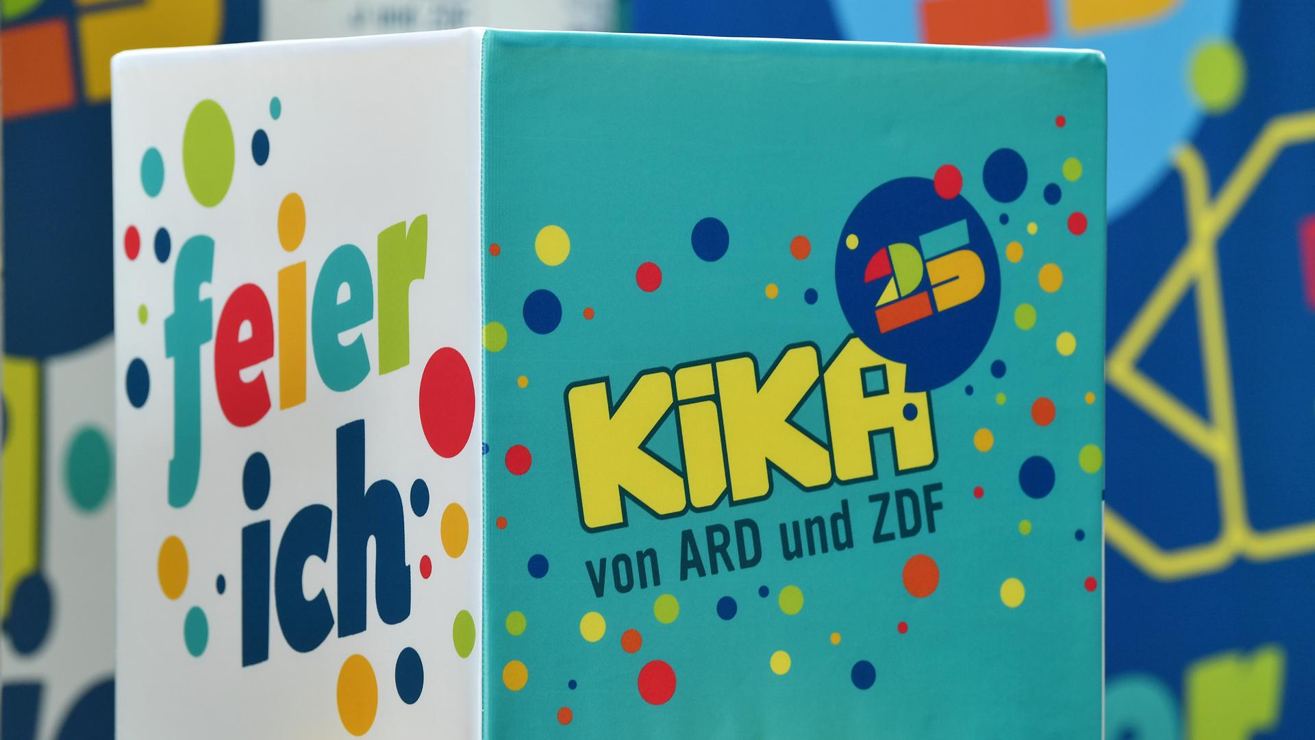 Werbematerial des Kinderkanal (KiKA) steht im MDR Landesfunkhaus Thüringen Werbematerial des Kinderkanal (KiKA) steht im MDR Landesfunkhaus Thüringen
