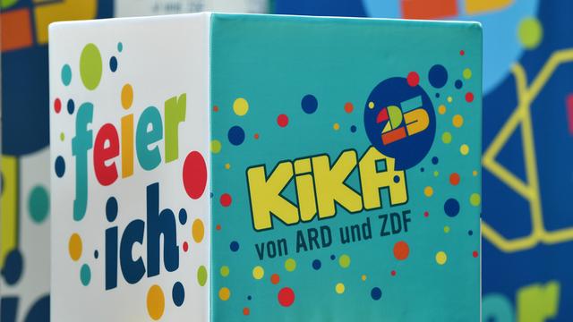 Werbematerial des Kinderkanal (KiKA) steht im MDR Landesfunkhaus Thüringen