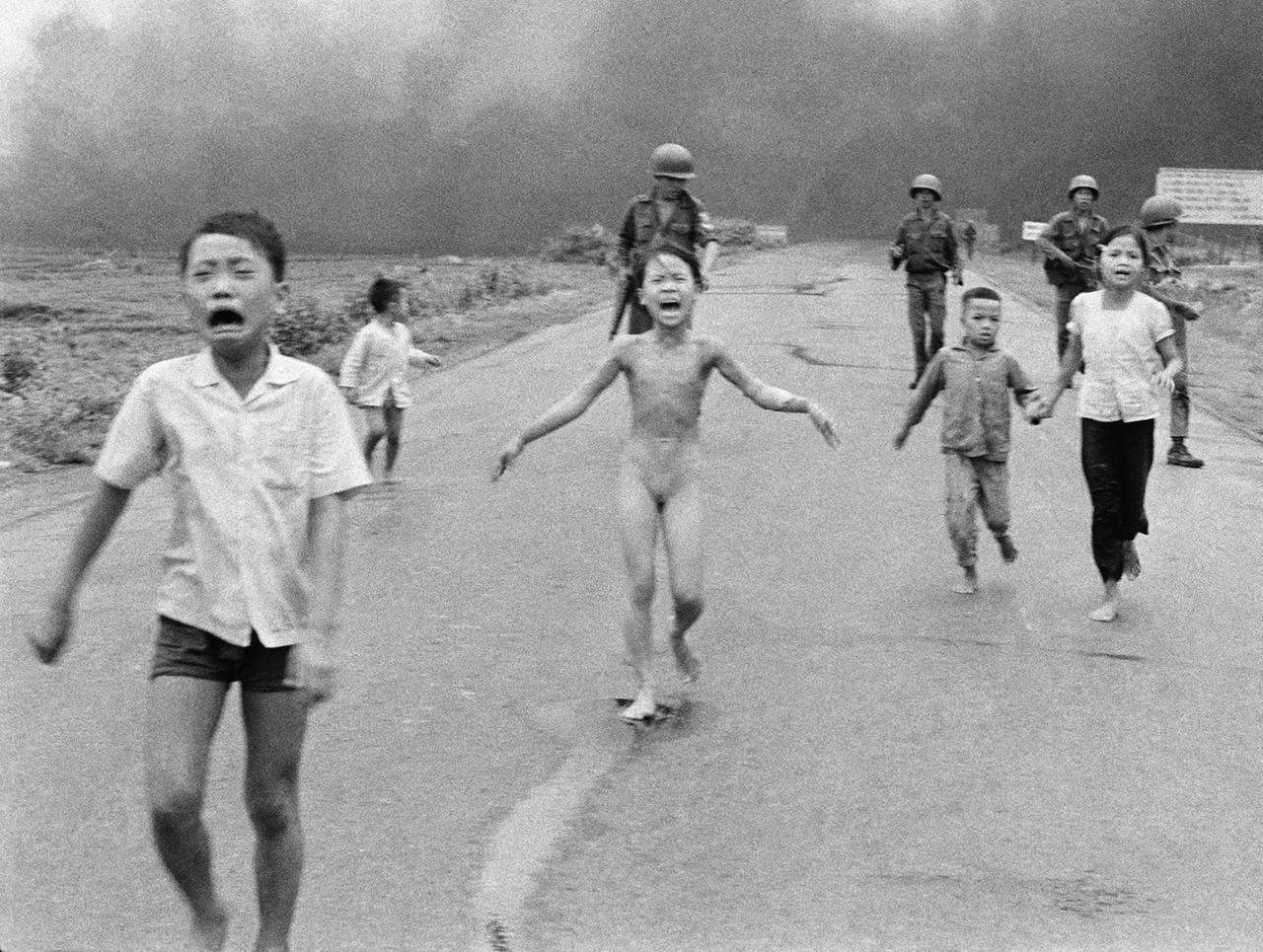 Das Bild "Terror of War" von Nick Ùt - als "Napalm-Mädchen" geht es in die Geschichtsbücher ein Das Bild "Terror of War" von Nick Ùt - als "Napalm-Mädchen" geht es in die Geschichtsbücher ein