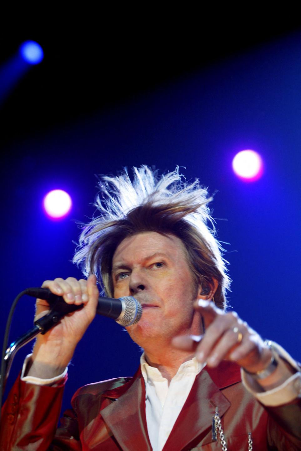 David Bowie beim Auftritt auf der Zénith-Bühne in Paris. David Bowie beim Auftritt auf der Zénith-Bühne in Paris.