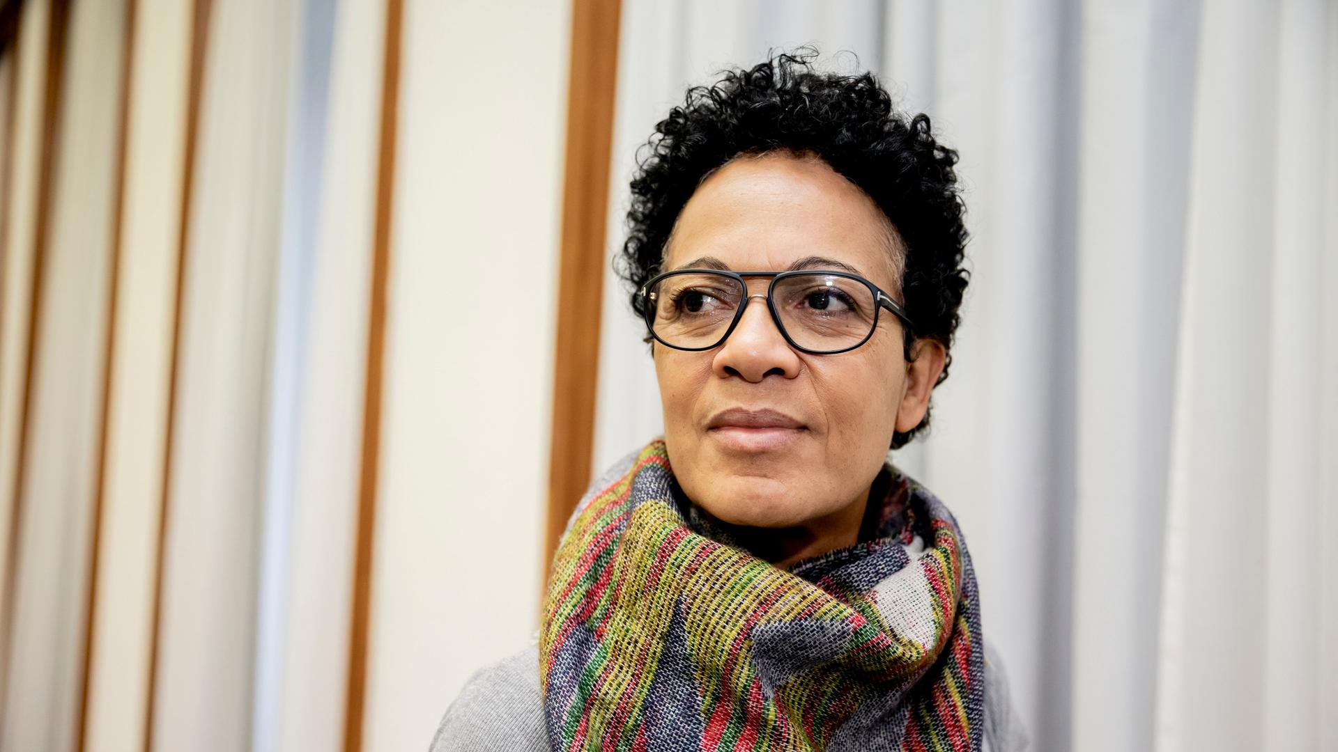 Mo Asumang, Regisseurin und Schriftstellerin, bei einem Auftritt im Roten Rathaus Berlin 2018. Mo Asumang, Regisseurin und Schriftstellerin, bei einem Auftritt im Roten Rathaus Berlin 2018.