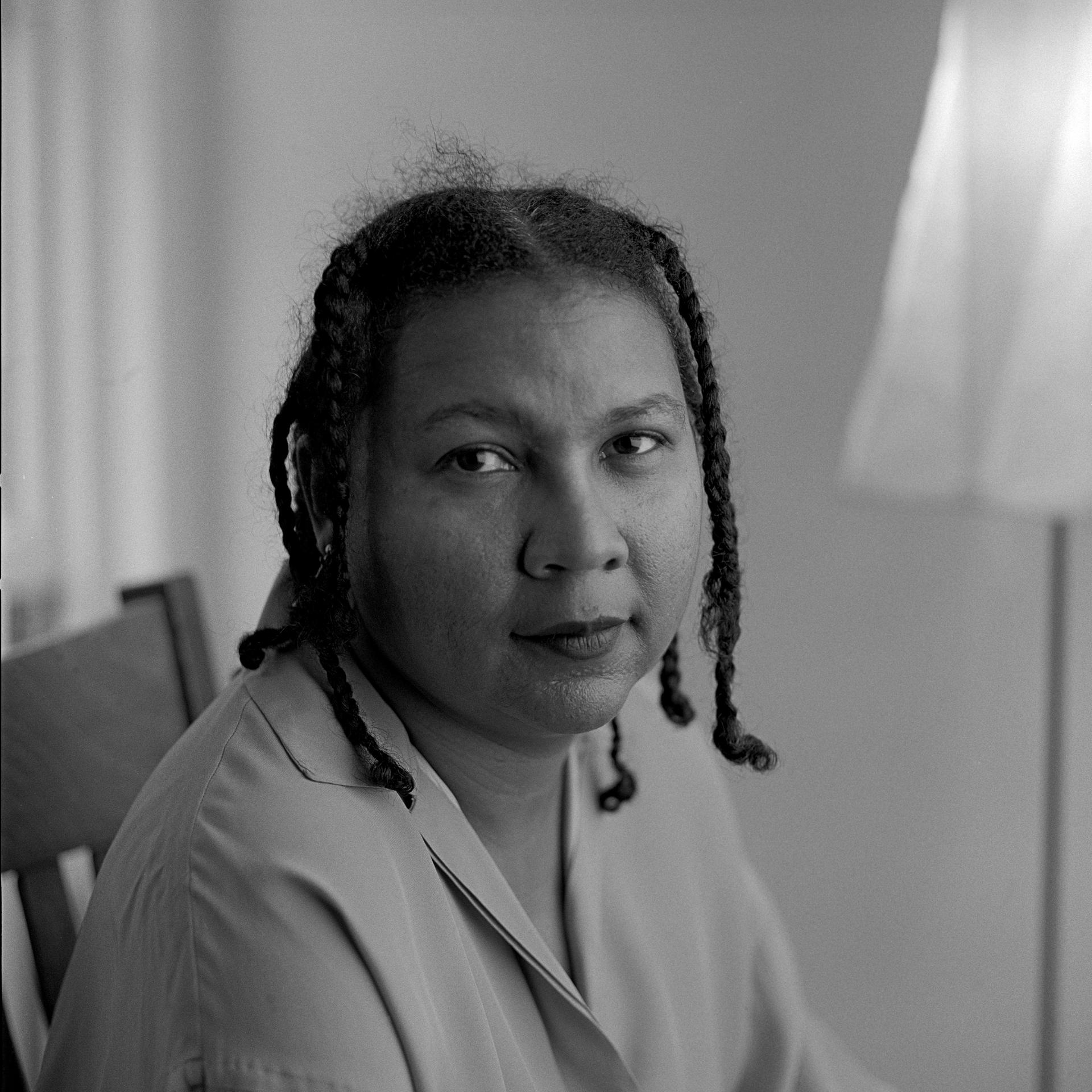 Zum Tod von bell hooks – Radikale Kritikerin des kolonialen Blicks Zum Tod von bell hooks – Radikale Kritikerin des kolonialen Blicks