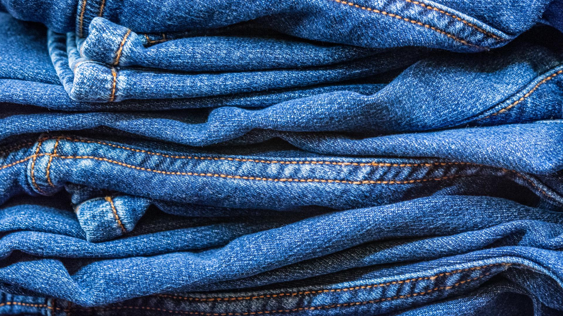 Mehrere Jeans liegen auf einem Stapel