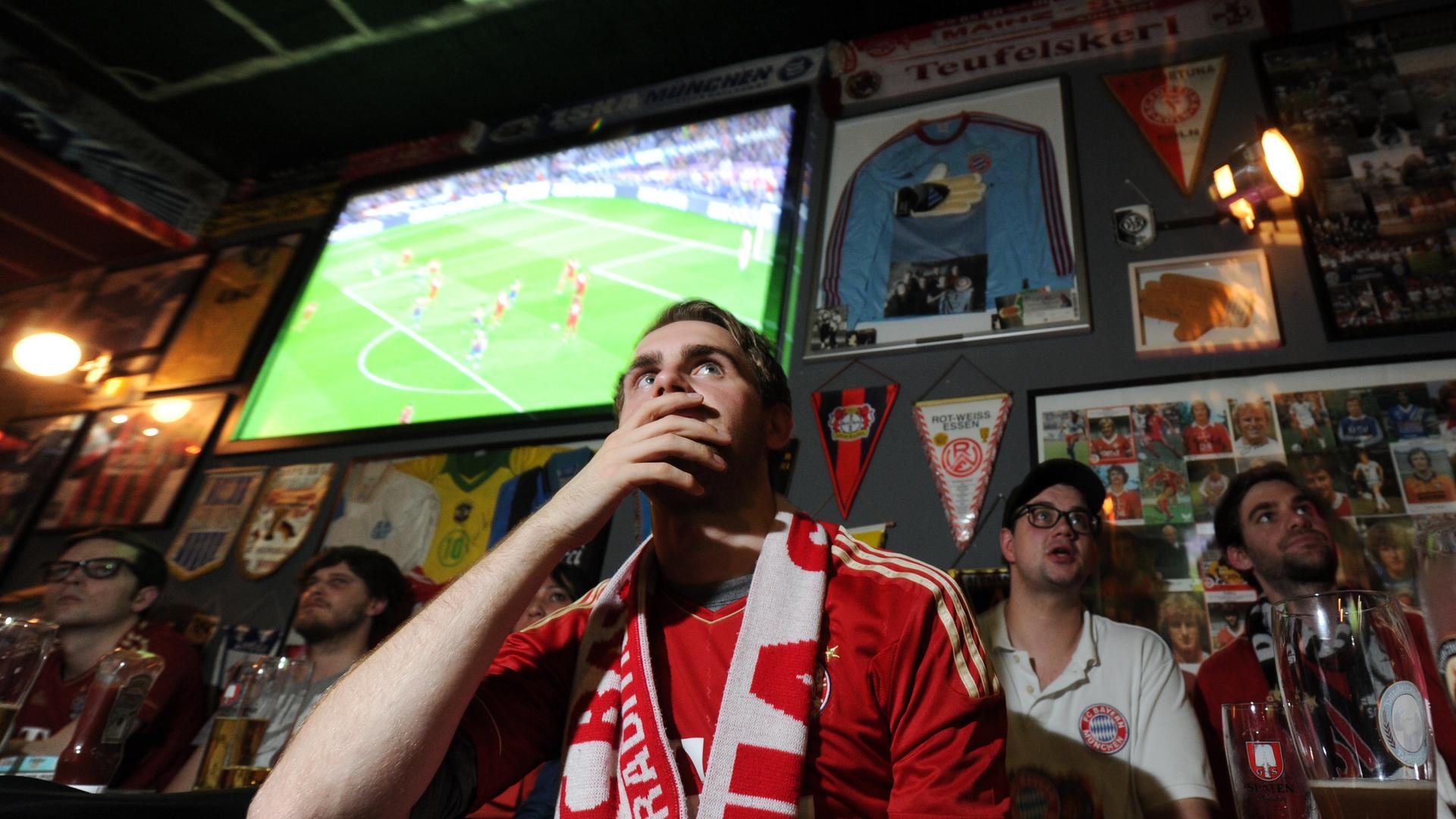 Fußballfans verfolgen in der Kneipe "Stadion an der Schleißheimer Straße" in München ein Champions-League-Spiel des FC Bayern.