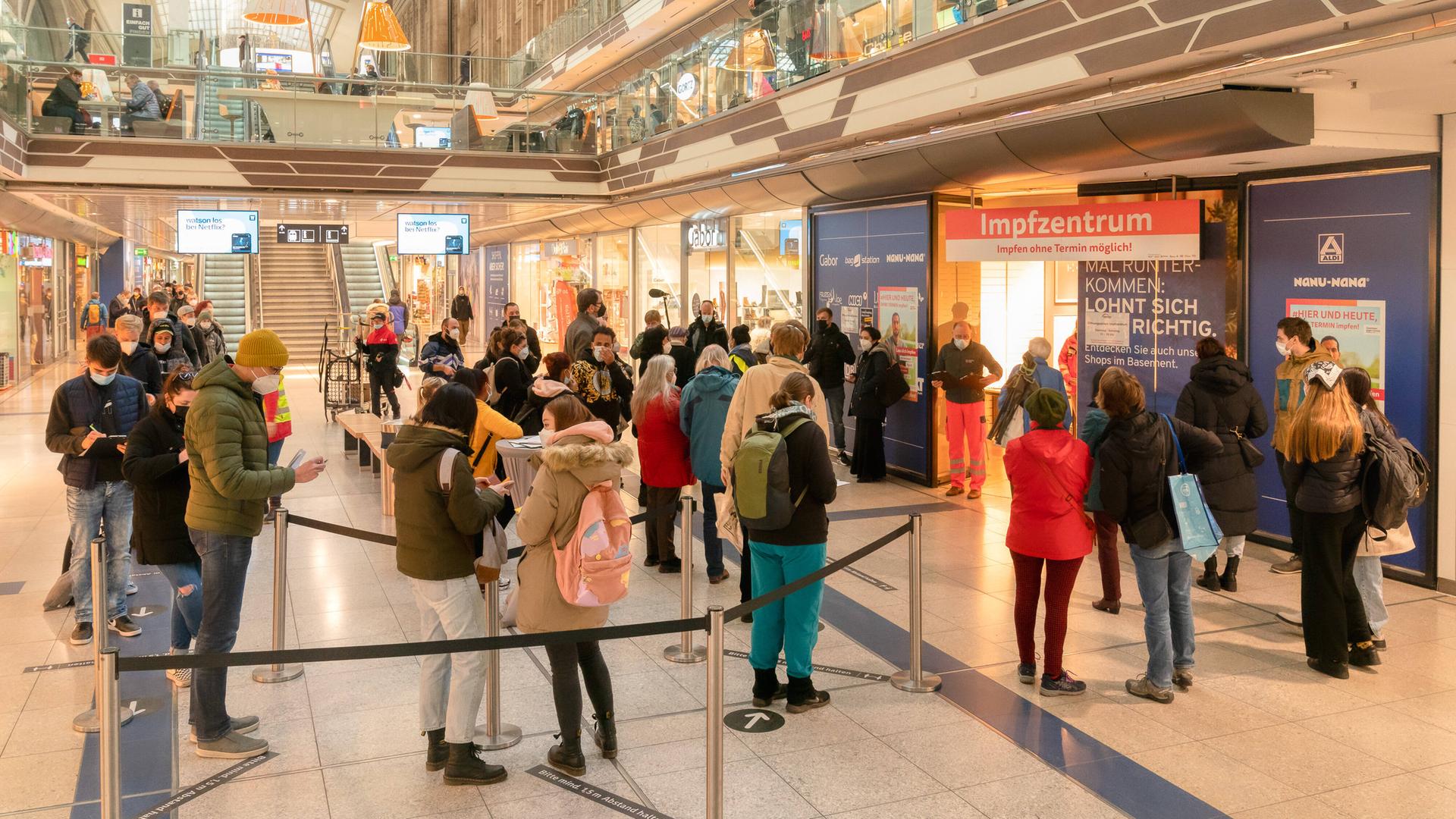 Impfen in Leipzig Impfzentrum im Leipziger Hauptbahnhof. Menschen stehen in langen Schlangen um sich impfen zu lassen. Impfen in Leipzig Impfzentrum im Leipziger Hauptbahnhof. Menschen stehen in langen Schlangen um sich impfen zu lassen.