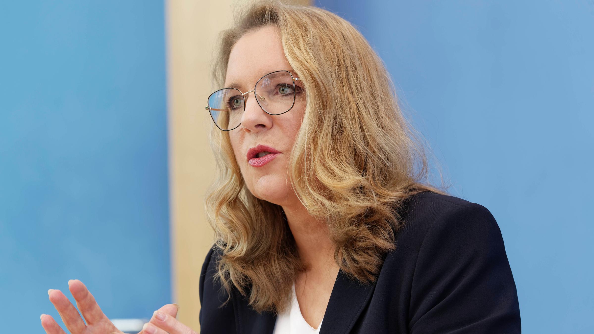 Bundespressekonferenz mit Prof. Dr. Claudia Kemfert, Leiterin der Abteilung Energie, Verkehr, Umwelt am Deutschen Institut für Wirtschaftsforschung DIW Berlin und Professorin für Energieökonomie und Nachhaltigkeit