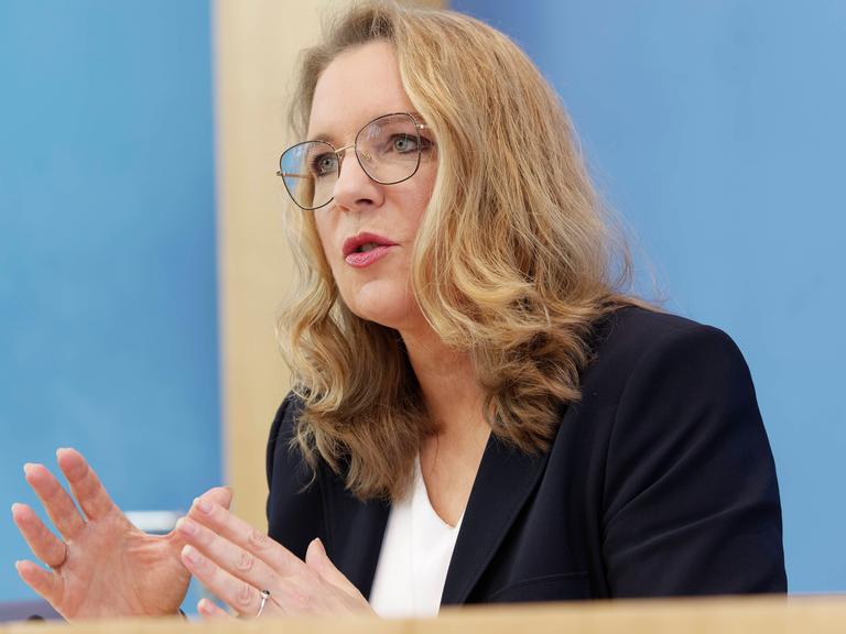 Bundespressekonferenz mit Prof. Dr. Claudia Kemfert, Leiterin der Abteilung Energie, Verkehr, Umwelt am Deutschen Institut für Wirtschaftsforschung DIW Berlin und Professorin für Energieökonomie und Nachhaltigkeit