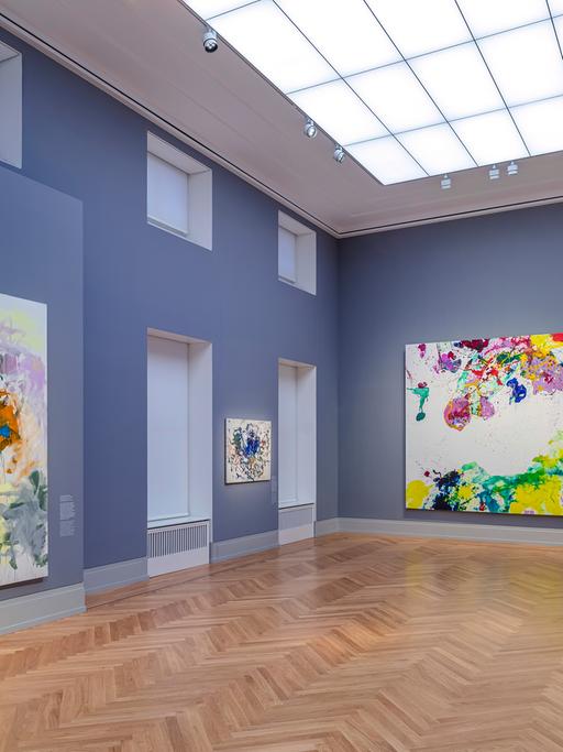 Blick in die Ausstellung: Vier abstrakte Gemälde hängen nebeneinander.