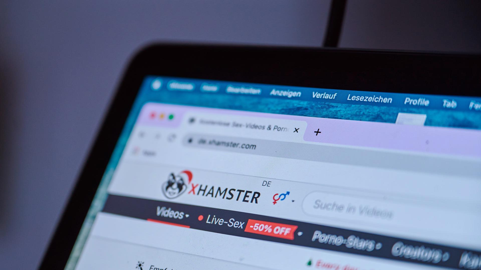 Auf einem Laptop ist in einem Browser das Pornoportal "xHamster" geöffnet. Auf einem Laptop ist in einem Browser das Pornoportal "xHamster" geöffnet.