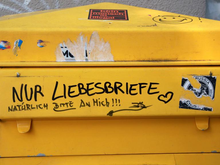 "Nur Liebesbriefe! Natürlich bitte an mich" lautet die erwartungsvolle Aufschrift auf einem gelben Briefkasten der Post, 2019 