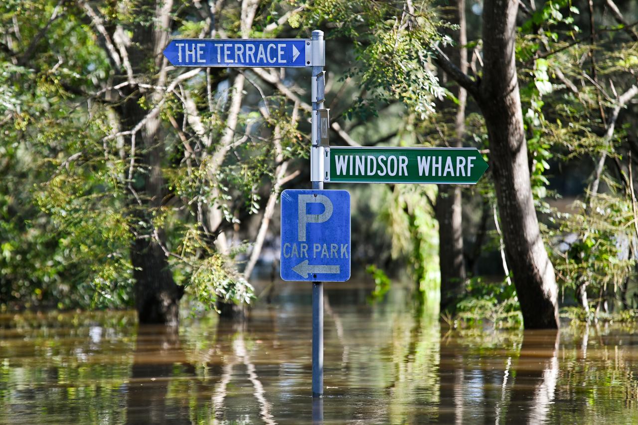 Ein überflutetes Straßenschild im Vorort Windsor, nordwestlich von Sydney. Ein überflutetes Straßenschild im Vorort Windsor, nordwestlich von Sydney.