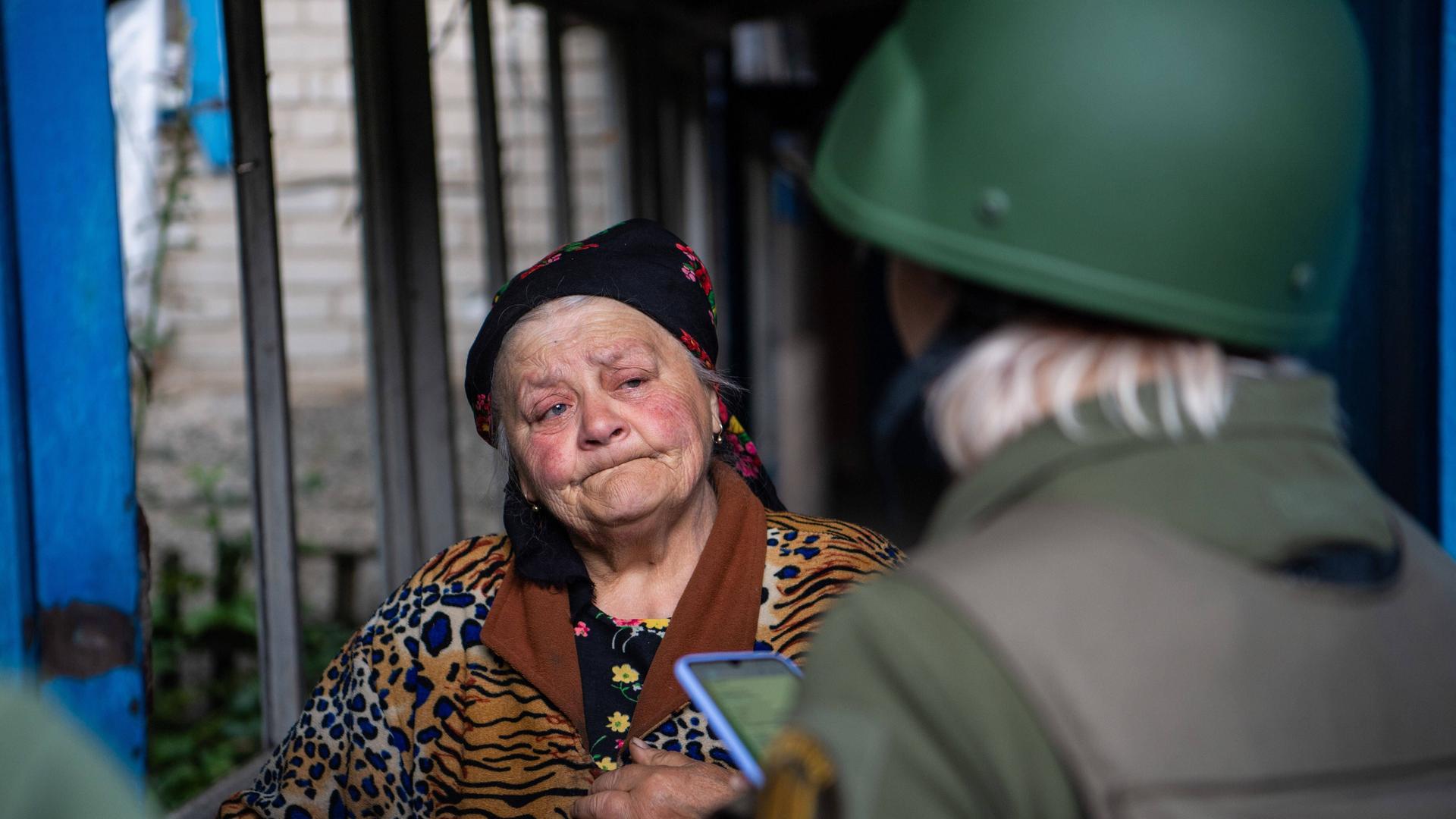 Im Oblast Donezk in der Ukraine versucht eine Soldatin erfolglos eine Frau davon zu überzeugen, ihr Haus zu verlassen. Wegen des schweren Beschusses der russischen Armee und der anhaltenden Kämpf wächst die Gefahr. Im Oblast Donezk in der Ukraine versucht eine Soldatin erfolglos eine Frau davon zu überzeugen, ihr Haus zu verlassen. Wegen des schweren Beschusses der russischen Armee und der anhaltenden Kämpf wächst die Gefahr.