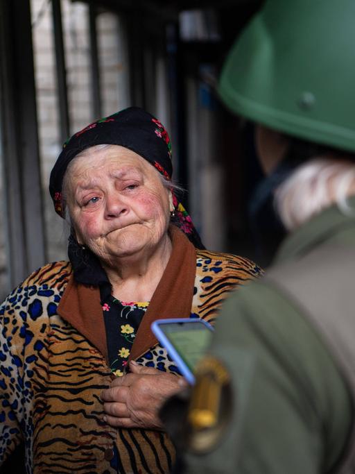 Im Oblast Donezk in der Ukraine versucht eine Soldatin erfolglos eine Frau davon zu überzeugen, ihr Haus zu verlassen. Wegen des schweren Beschusses der russischen Armee und der anhaltenden Kämpf wächst die Gefahr.