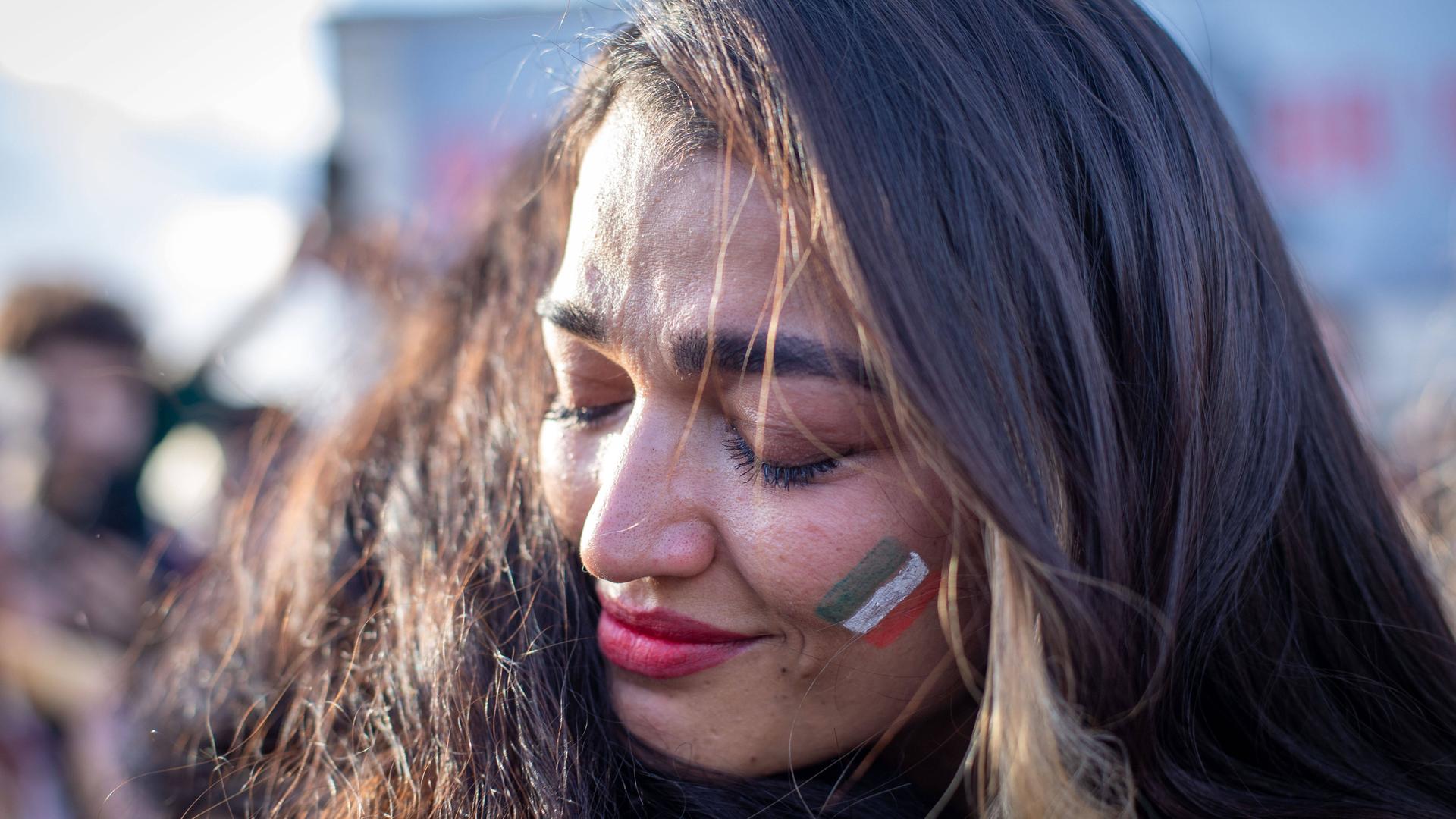 Eine iranische weinende Frau bei einem Demonstration in Istanbul am 2. Oktober 2022. Eine iranische weinende Frau bei einem Demonstration in Istanbul am 2. Oktober 2022.