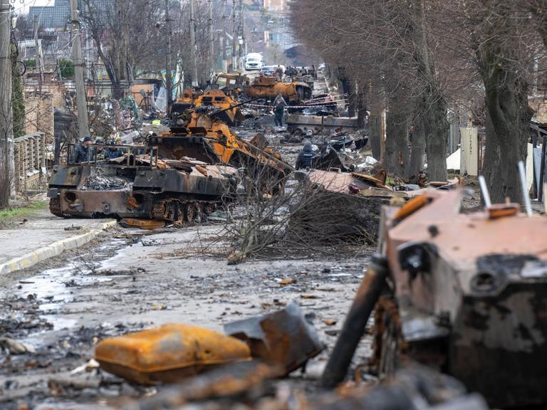 Zerstörte russische Militärfahrzeuge in Buschta bei Kiew