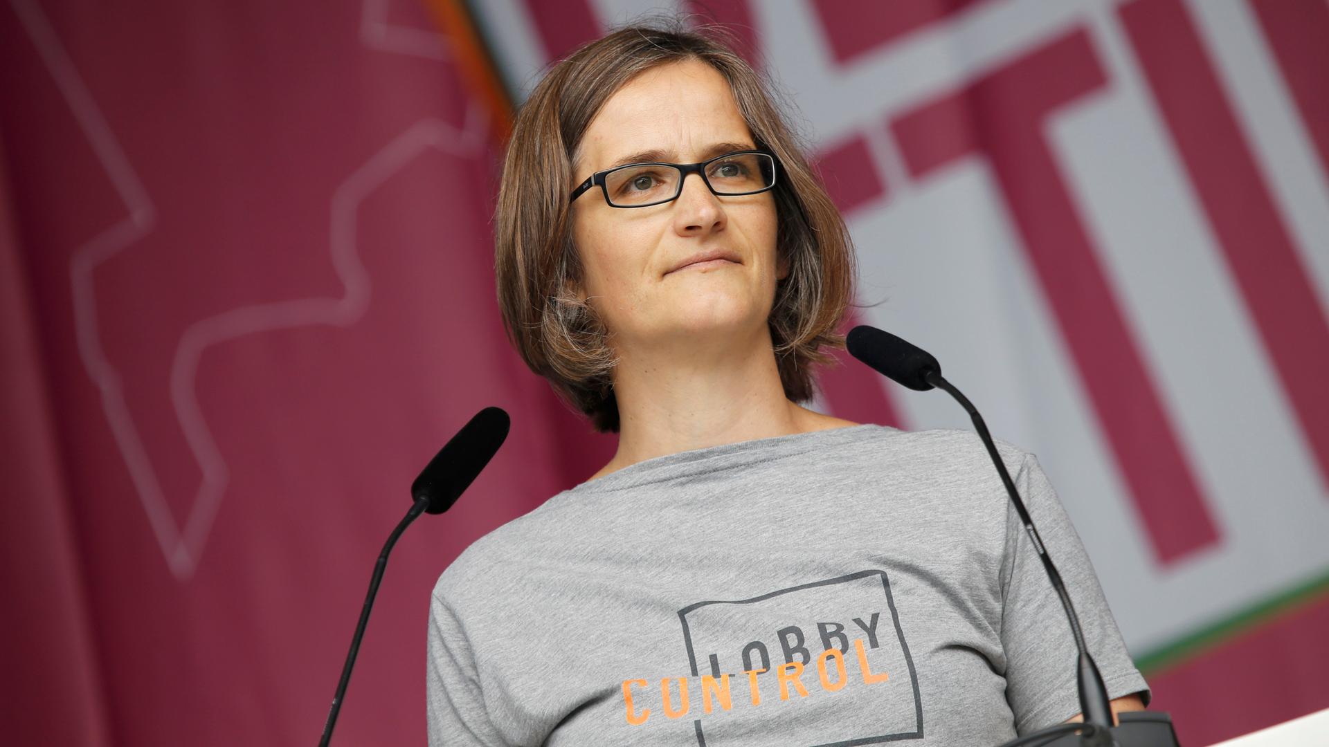 Porträt von Imke Dierßen in einem Shirt mit der Aufschrift "LobbyControl". Porträt von Imke Dierßen in einem Shirt mit der Aufschrift "LobbyControl".