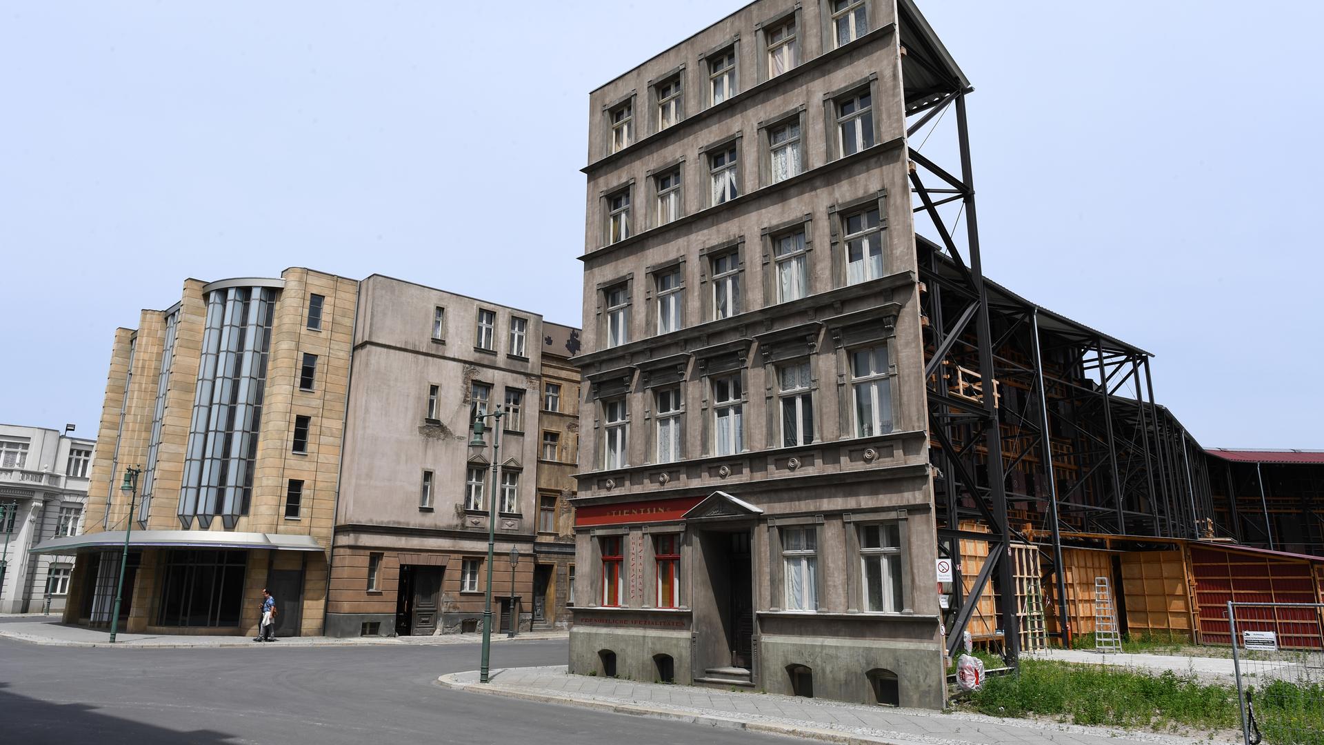 Eine Strasse mit Häusern. Bei einem Haus ist hinter der Vorderfront zu sehen, dass es sich nur um eine Filmkulisse handelt. Eine Strasse mit Häusern. Bei einem Haus ist hinter der Vorderfront zu sehen, dass es sich nur um eine Filmkulisse handelt.