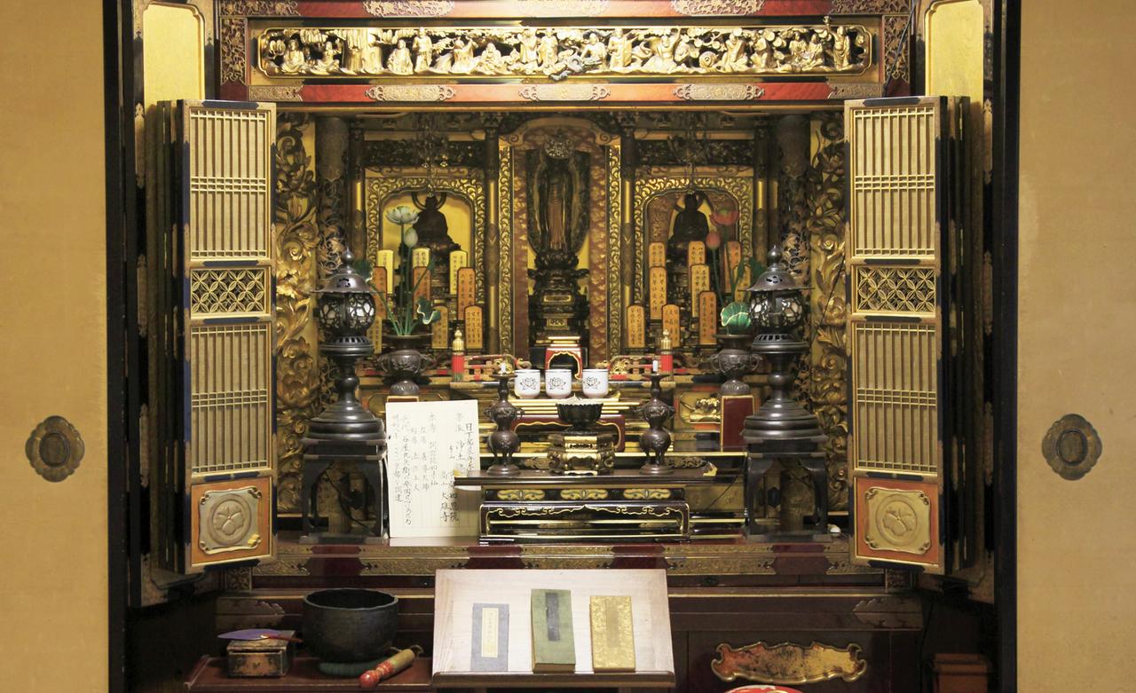 Ein Hausaltar in Japan, Takayama, Yoshijima. Ein Hausaltar in Japan, Takayama, Yoshijima.
