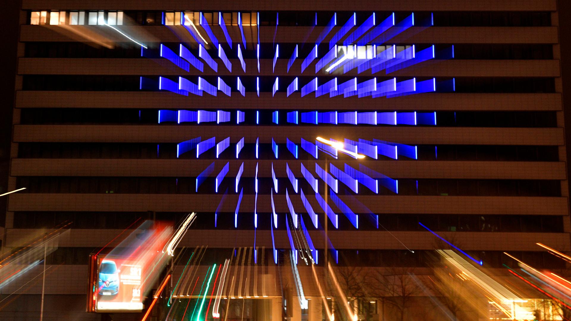 Ein blaues Herz warb in Saarbrücken am Rhenania-Haus für das Filmfestival Max Ophüls Preis. Ein blaues Herz warb in Saarbrücken am Rhenania-Haus für das Filmfestival Max Ophüls Preis.