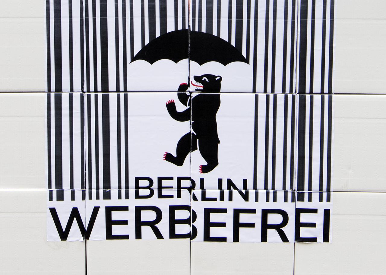 Ein Logo des Volksbegehrens "Berlin Werbefrei" mit einem Strichcode und einem Berliner Bären mit Regenschirm. Mehr als 40.000 Unterschriften wurden für den Antrag zum Volksbegehren an die Senatsverwaltung für Inneres und Sport 2018 übergeben. 