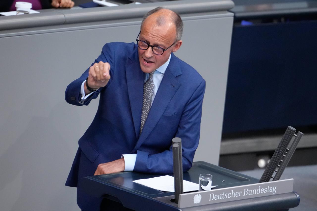 Friedrich Merz (CDU) in der 50. Bundestagssitzung und Debatte im Deutschen Bundestag