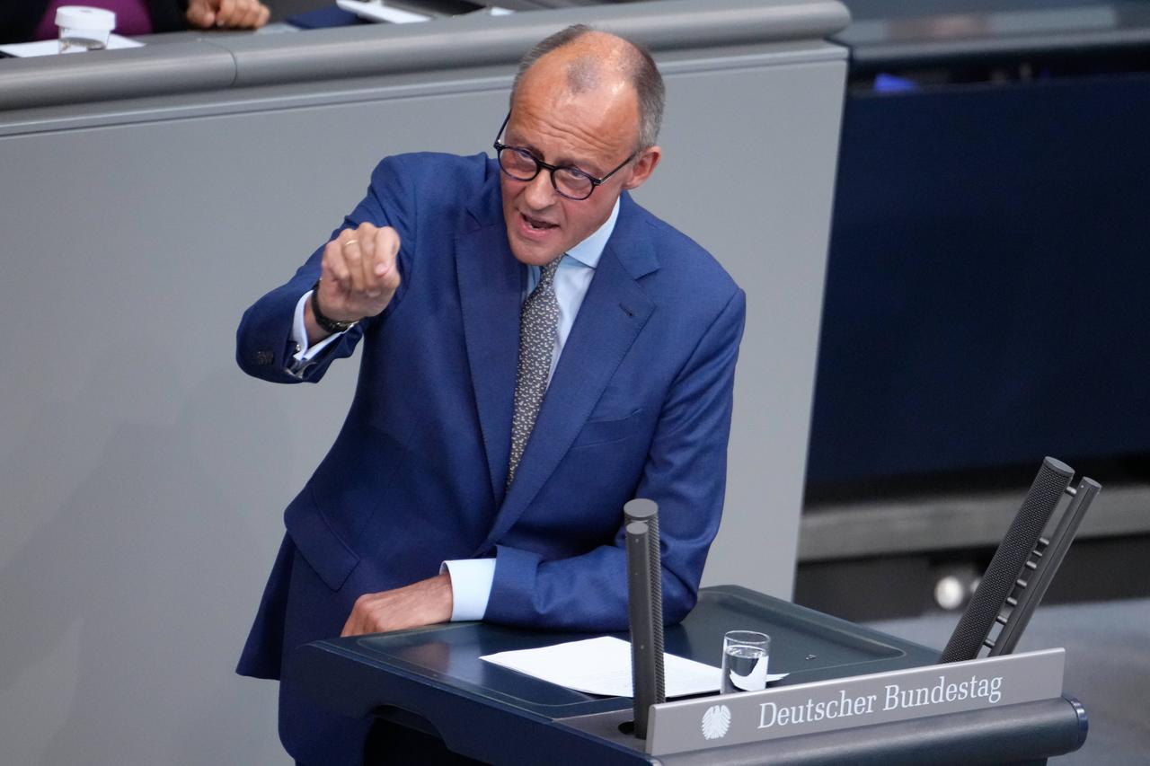 Friedrich Merz (CDU) in der 50. Bundestagssitzung und Debatte im Deutschen Bundestag Friedrich Merz (CDU) in der 50. Bundestagssitzung und Debatte im Deutschen Bundestag