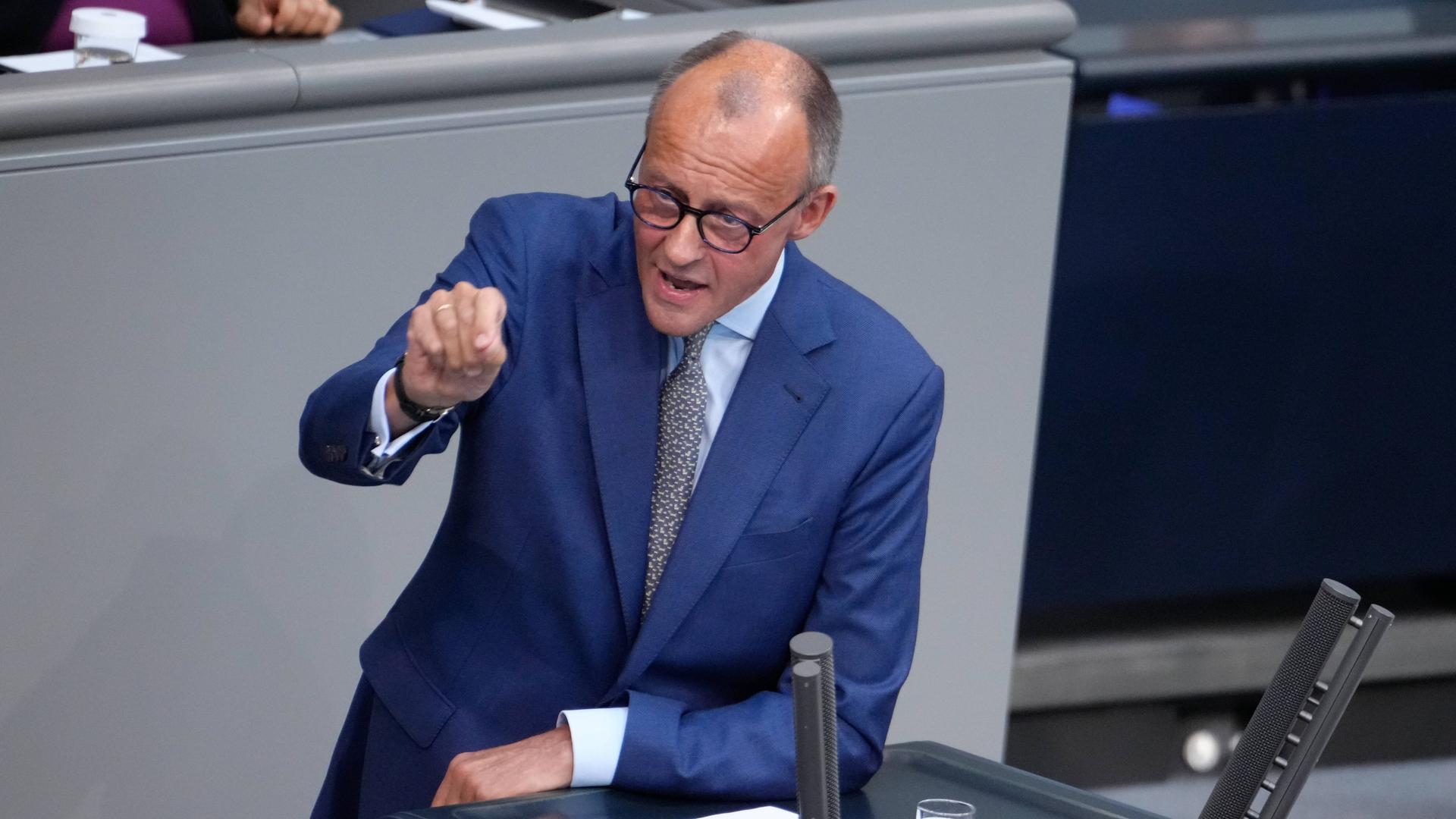 Ton-Collage Aus Dem Bundestag - Scholz Und Merz Bei Der Generaldebatte ...