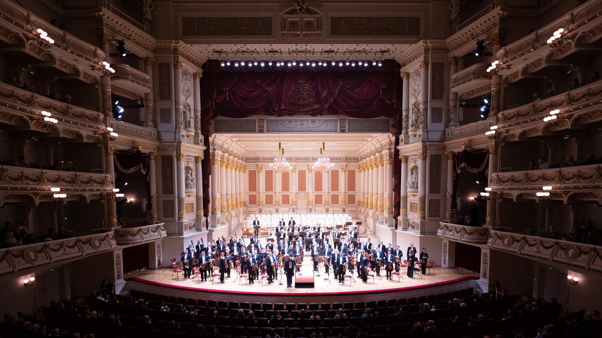 Christian Thielemann Dirigiert Bruckner - Dresdner Gedenkkonzert ...